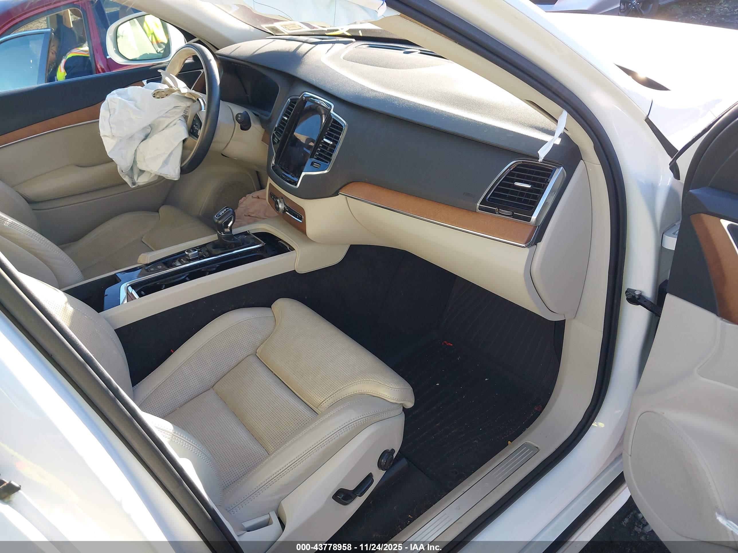 VOLVO XC90 image 5