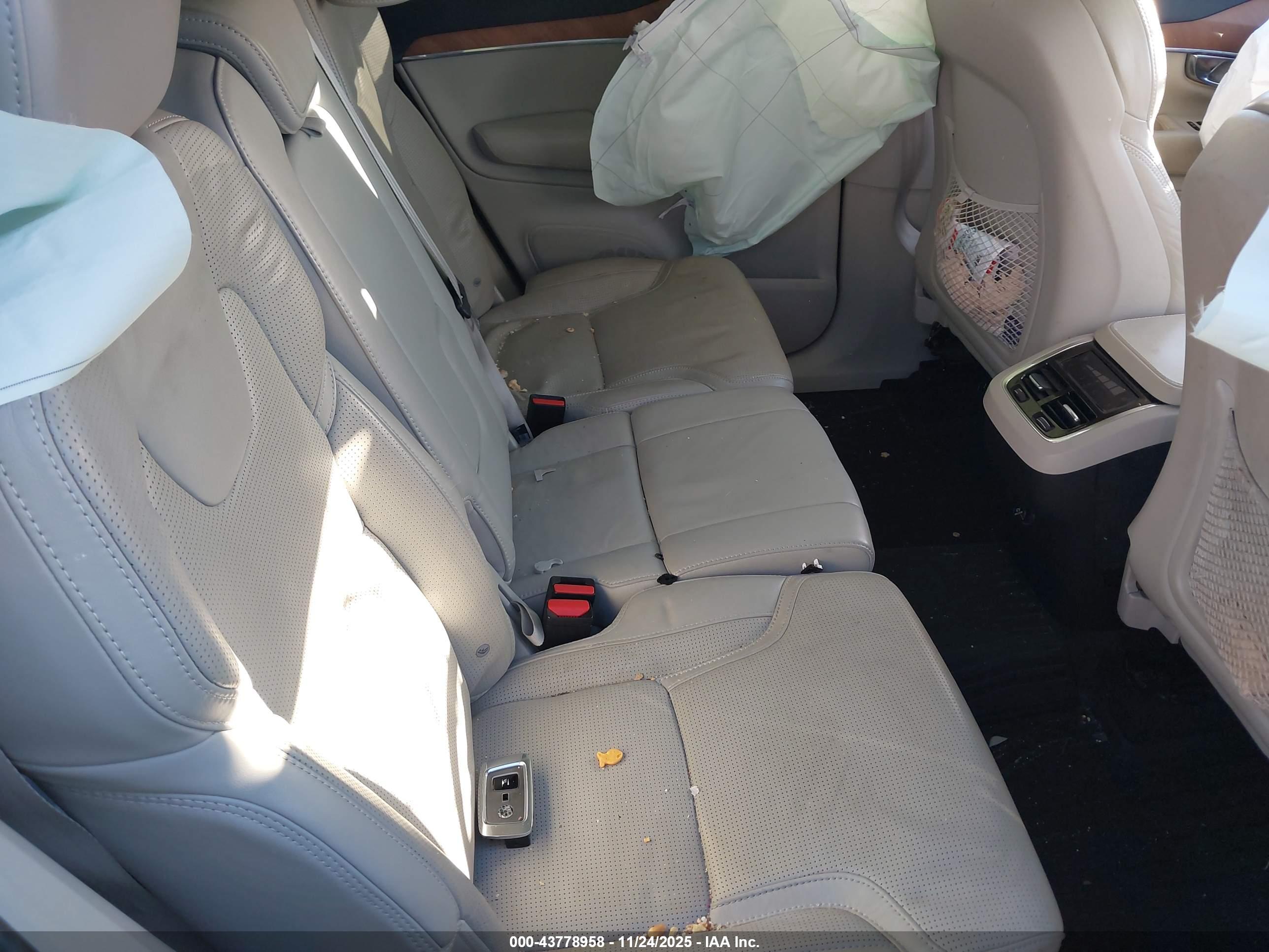 VOLVO XC90 image 8