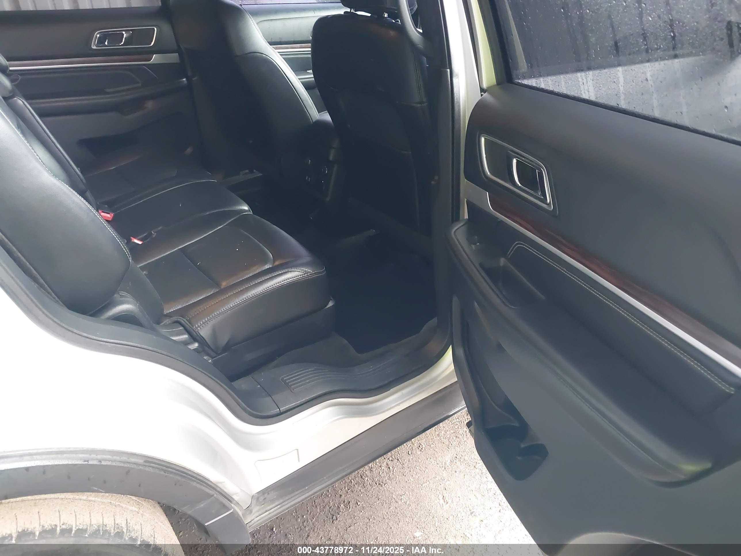 FORD EXPLORER image 8