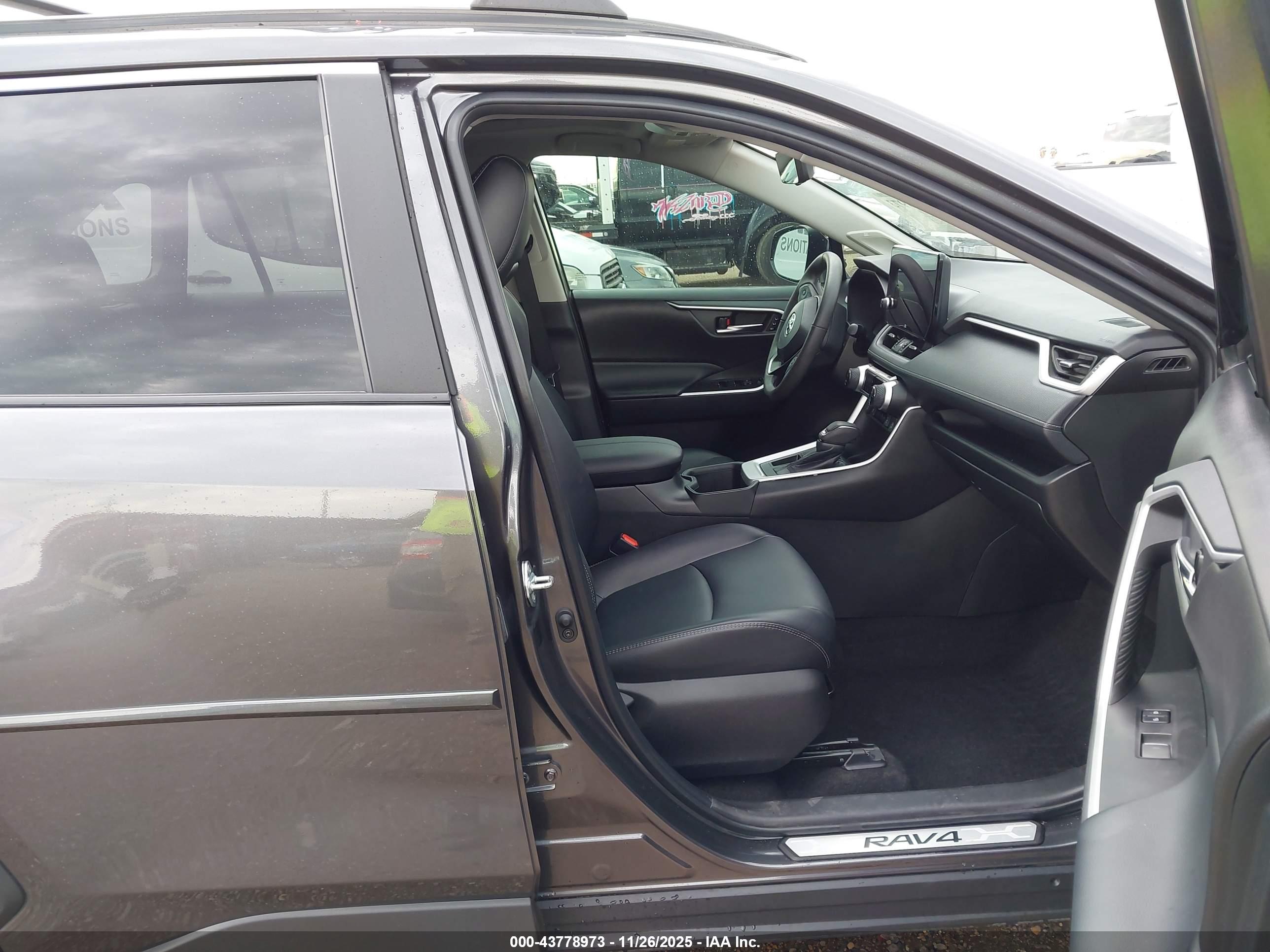 TOYOTA RAV4 image 5