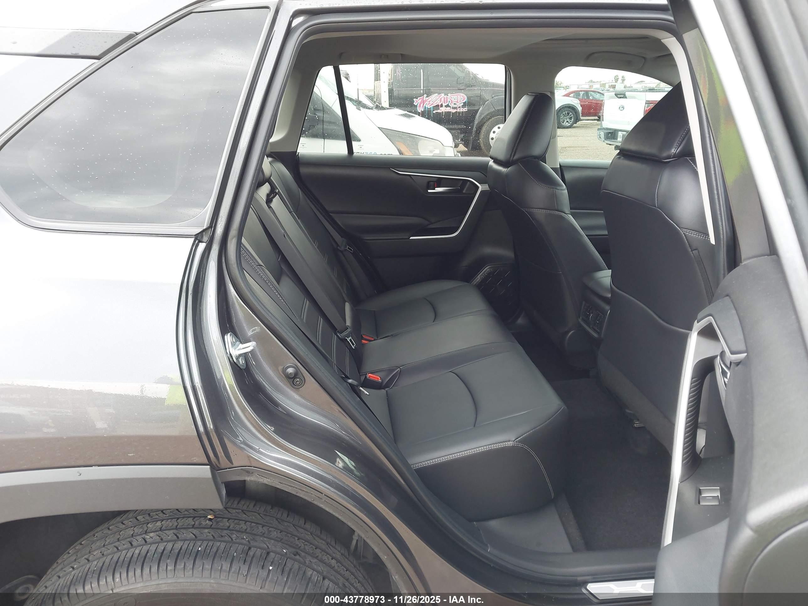 TOYOTA RAV4 image 8