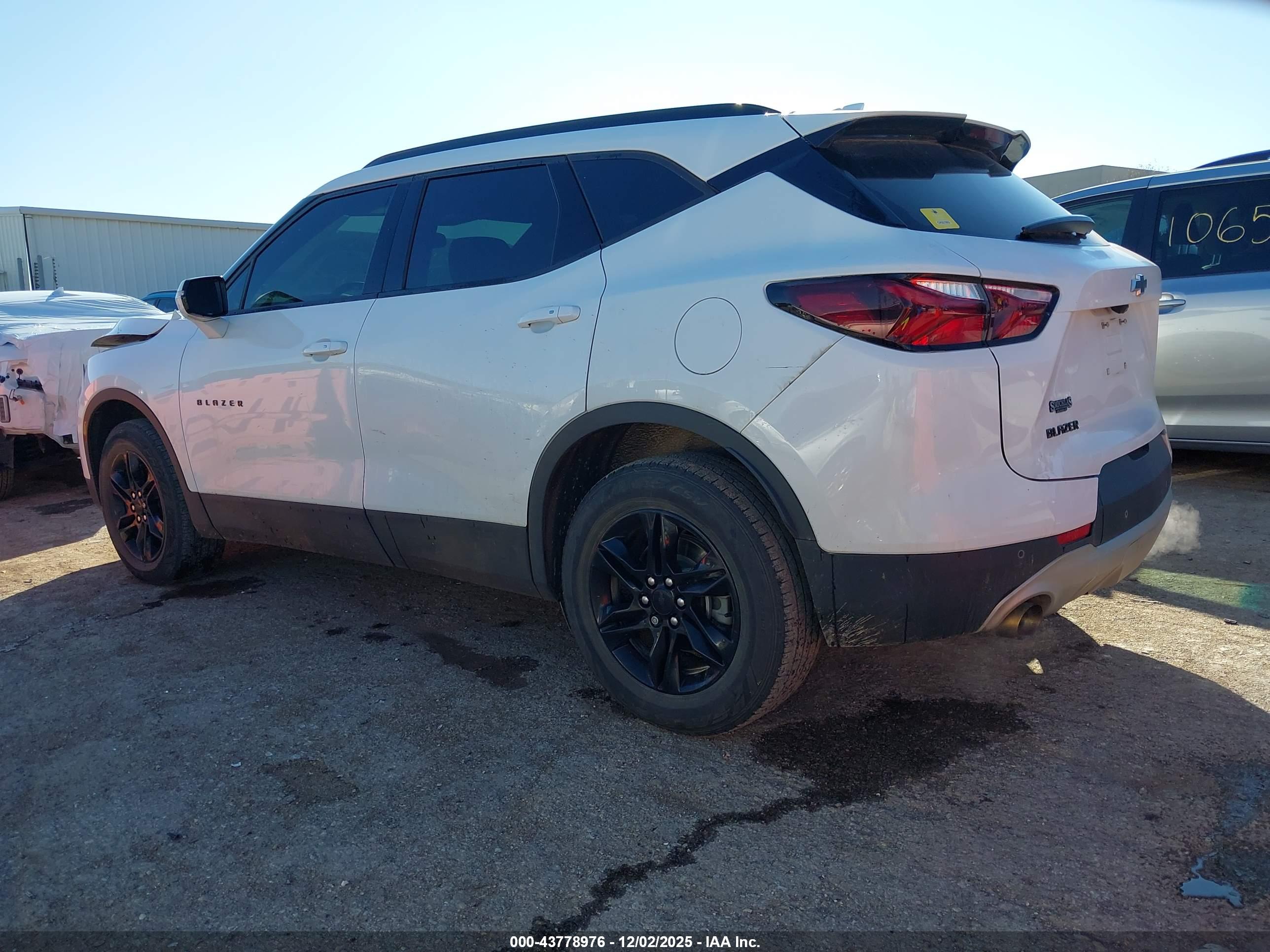 CHEVROLET BLAZER image 3