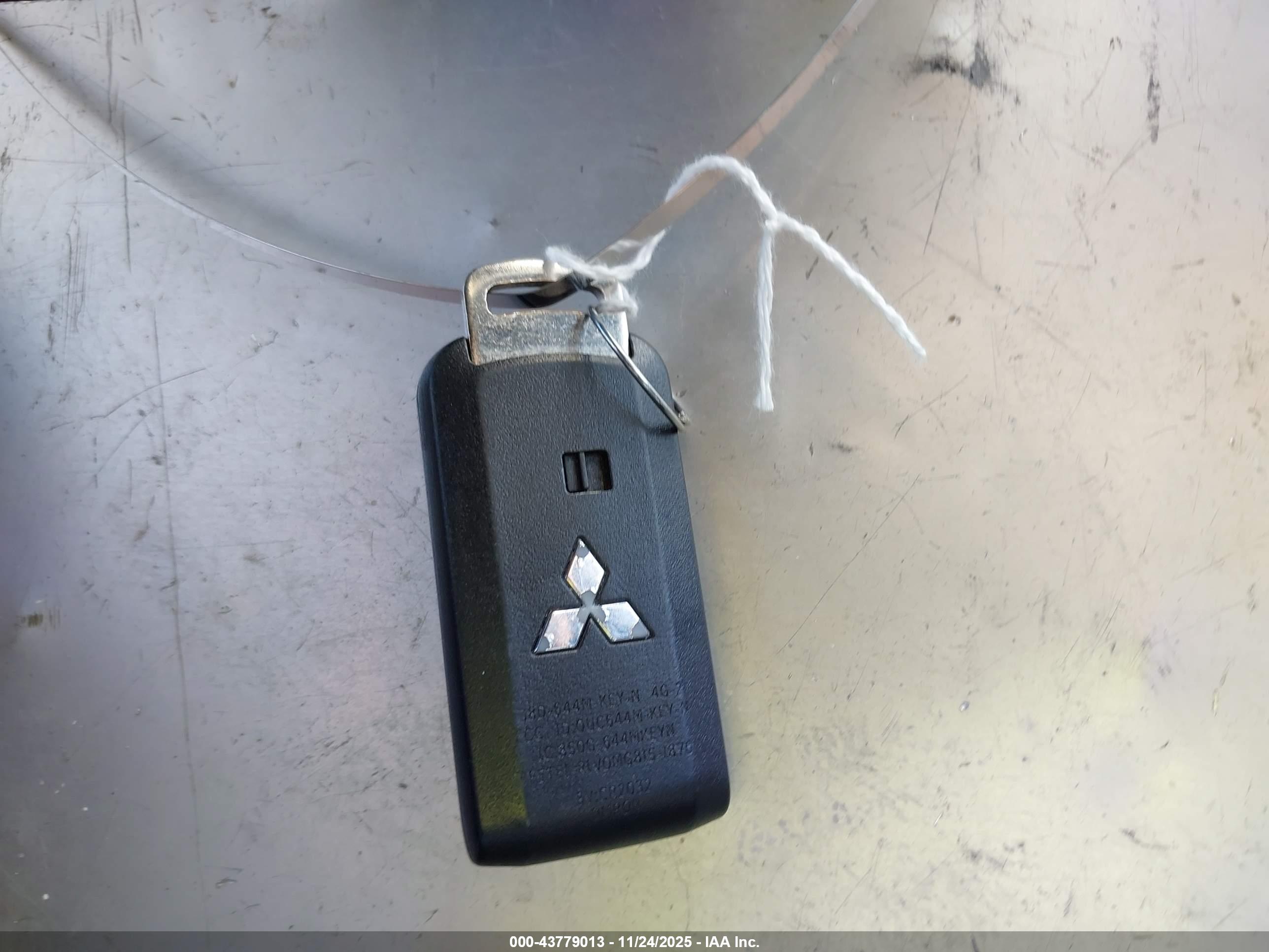 MITSUBISHI OUTLANDER image 11