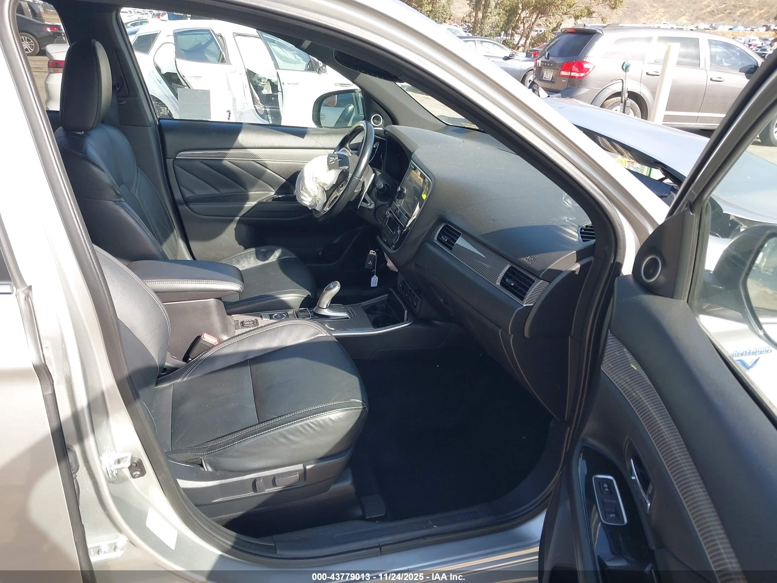 MITSUBISHI OUTLANDER image 5