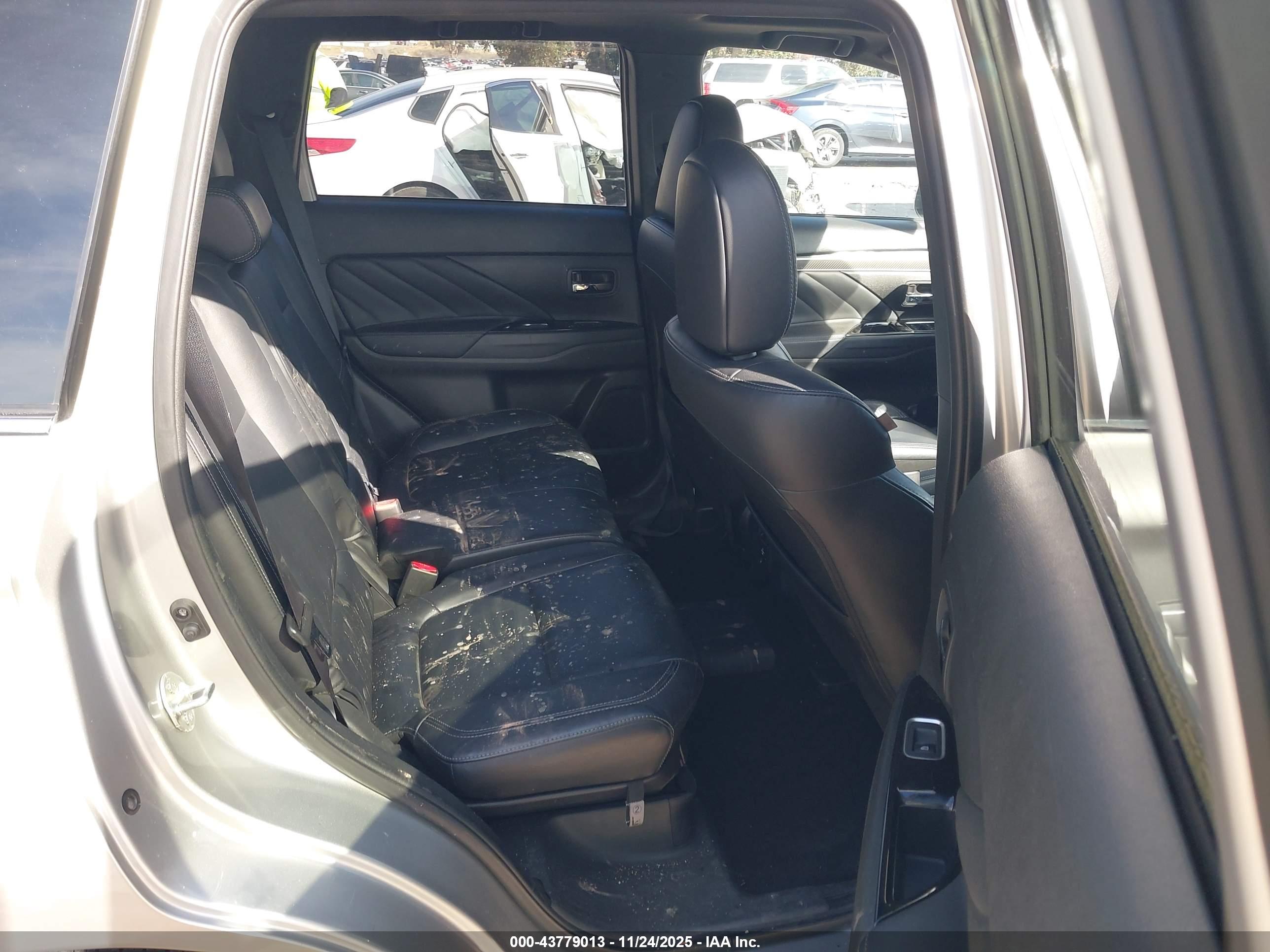 MITSUBISHI OUTLANDER image 8