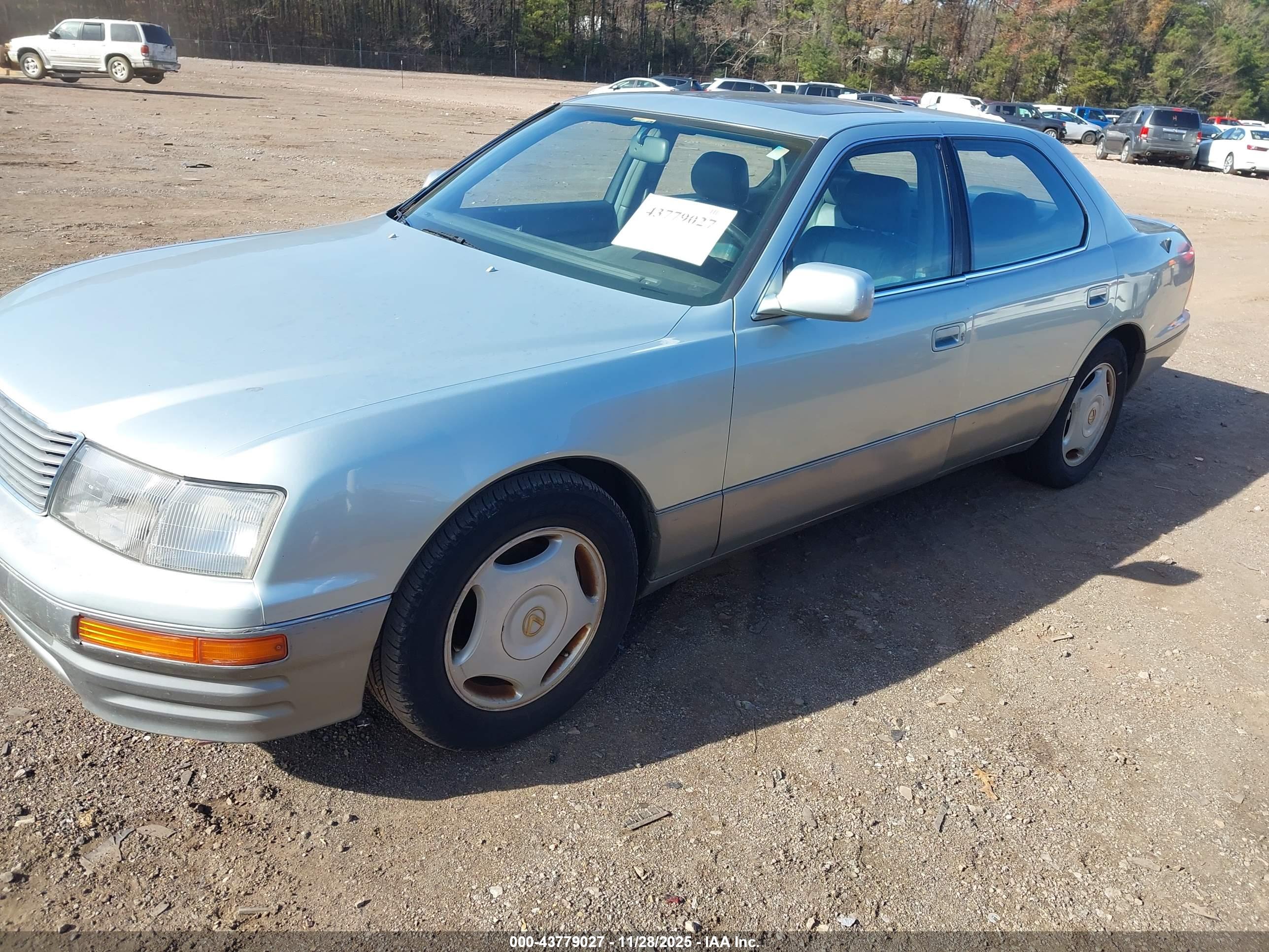 LEXUS LS image 2