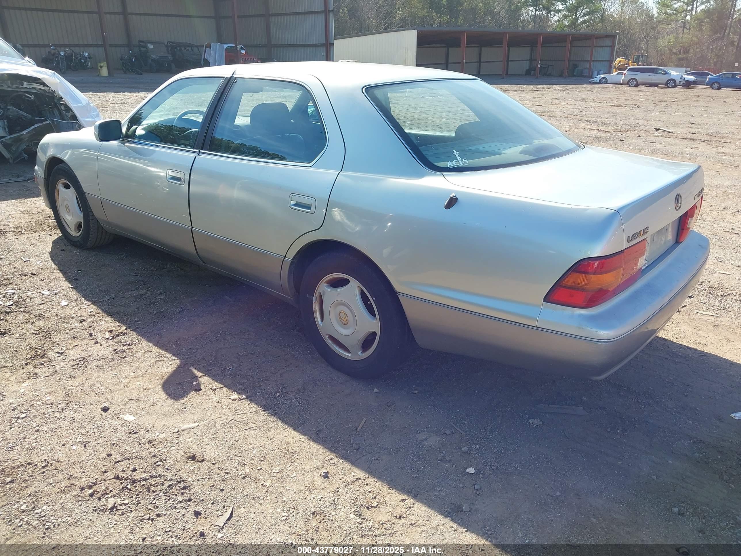 LEXUS LS image 3