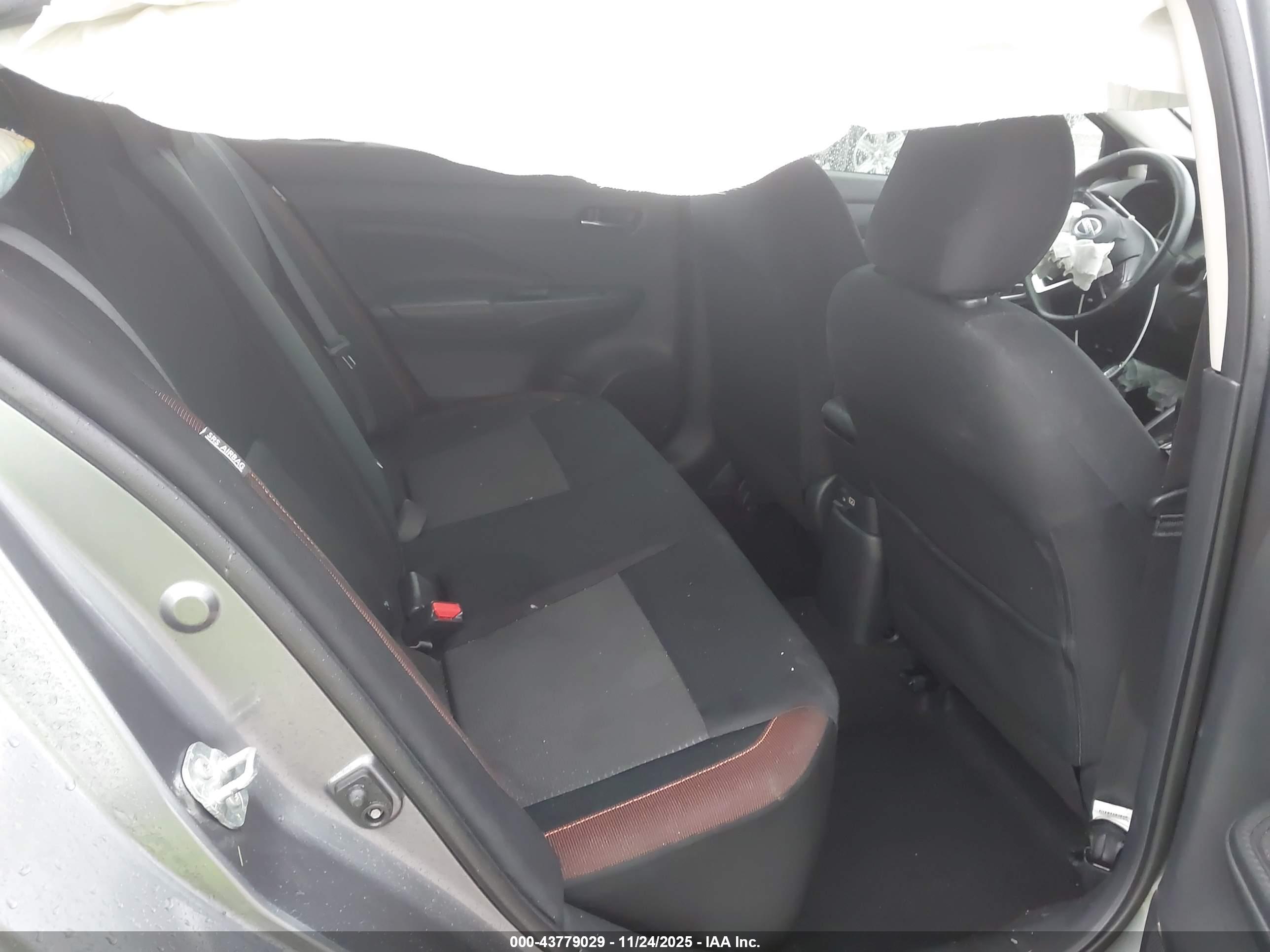 NISSAN VERSA image 8