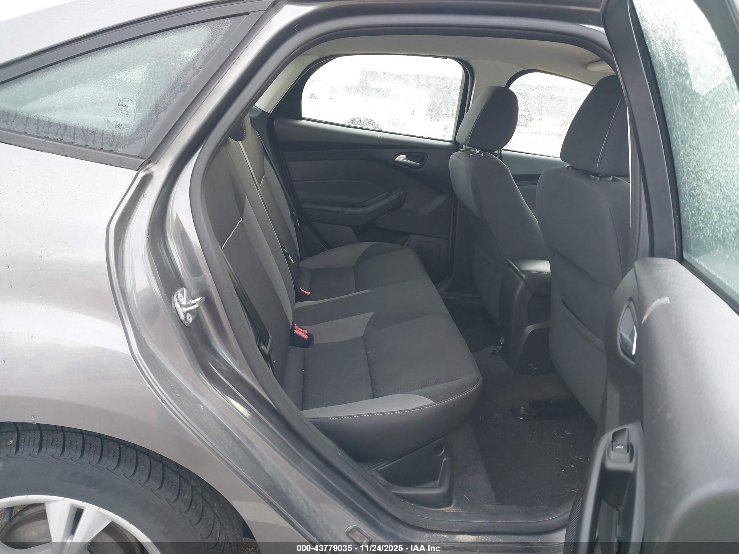 FORD FOCUS image 8