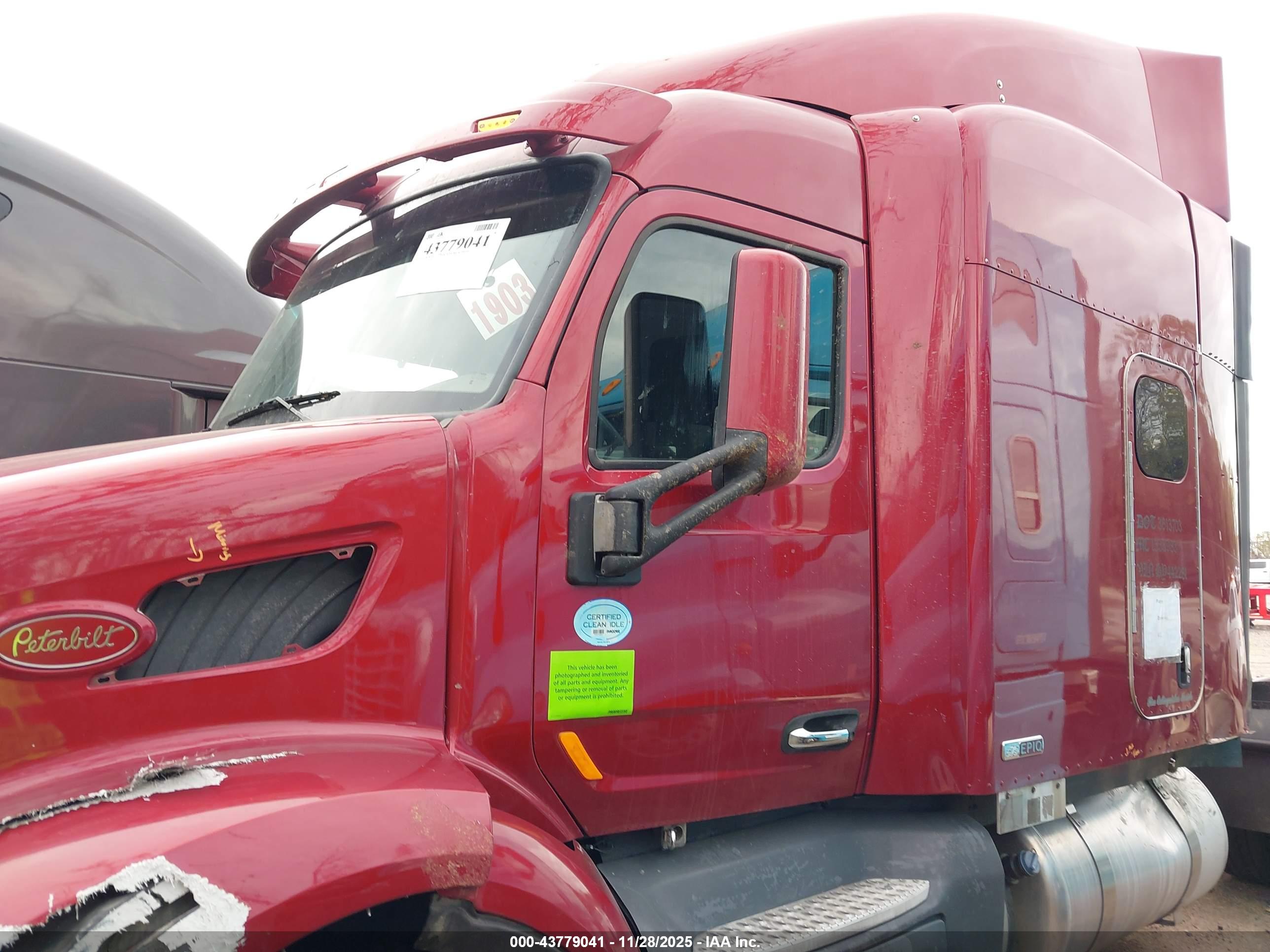 PETERBILT 579 image 2