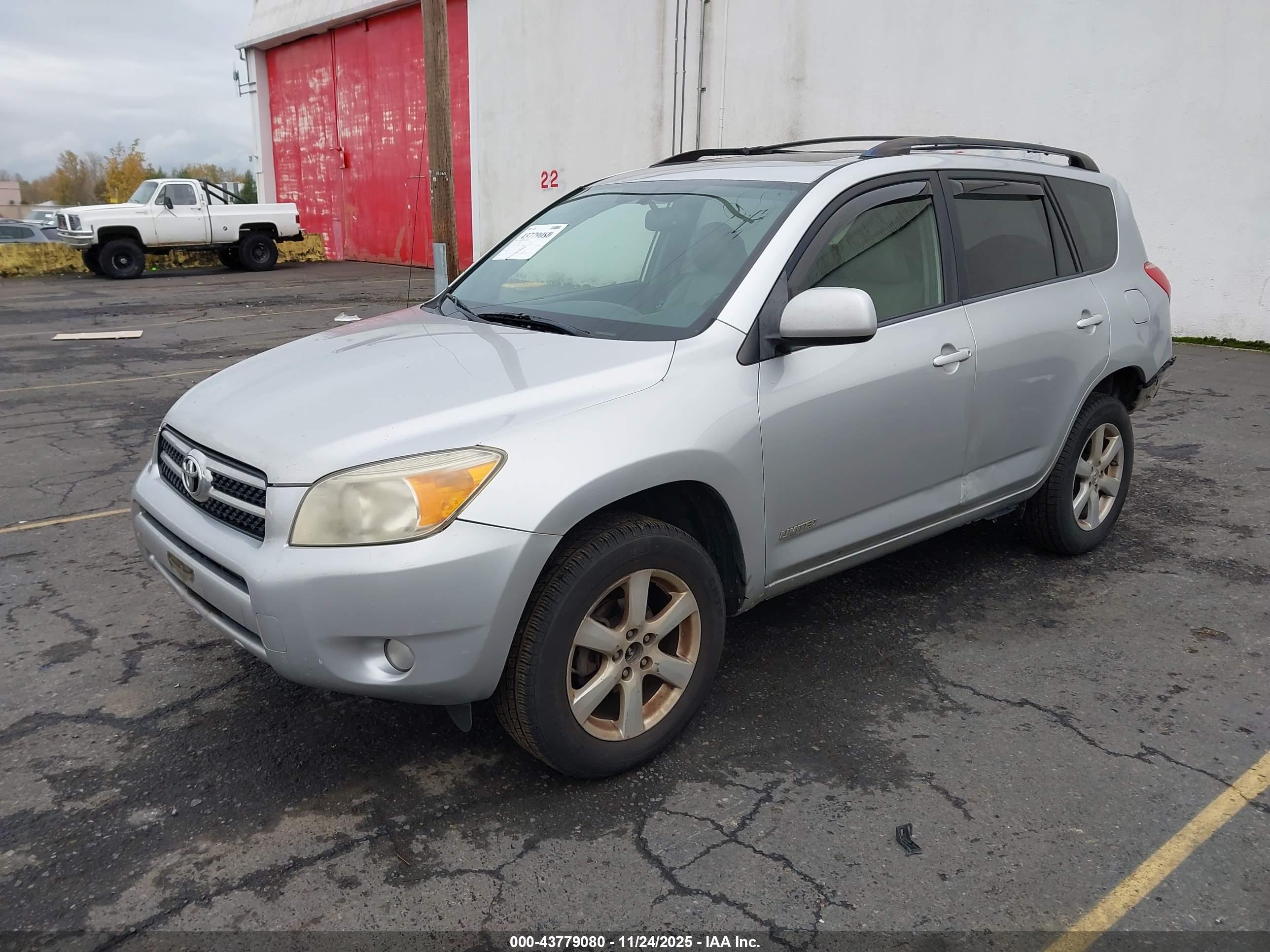 TOYOTA RAV4 image 2