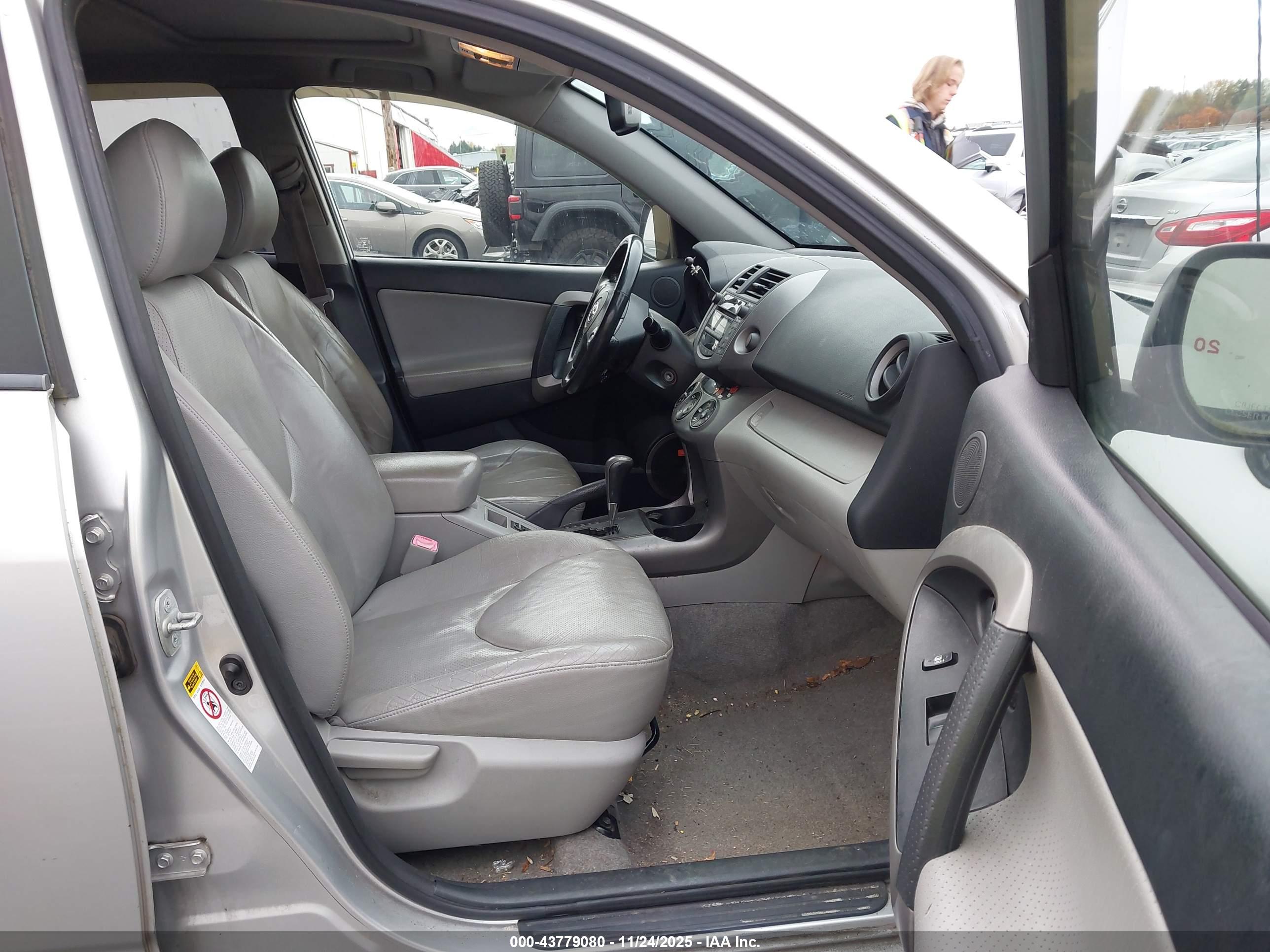 TOYOTA RAV4 image 5