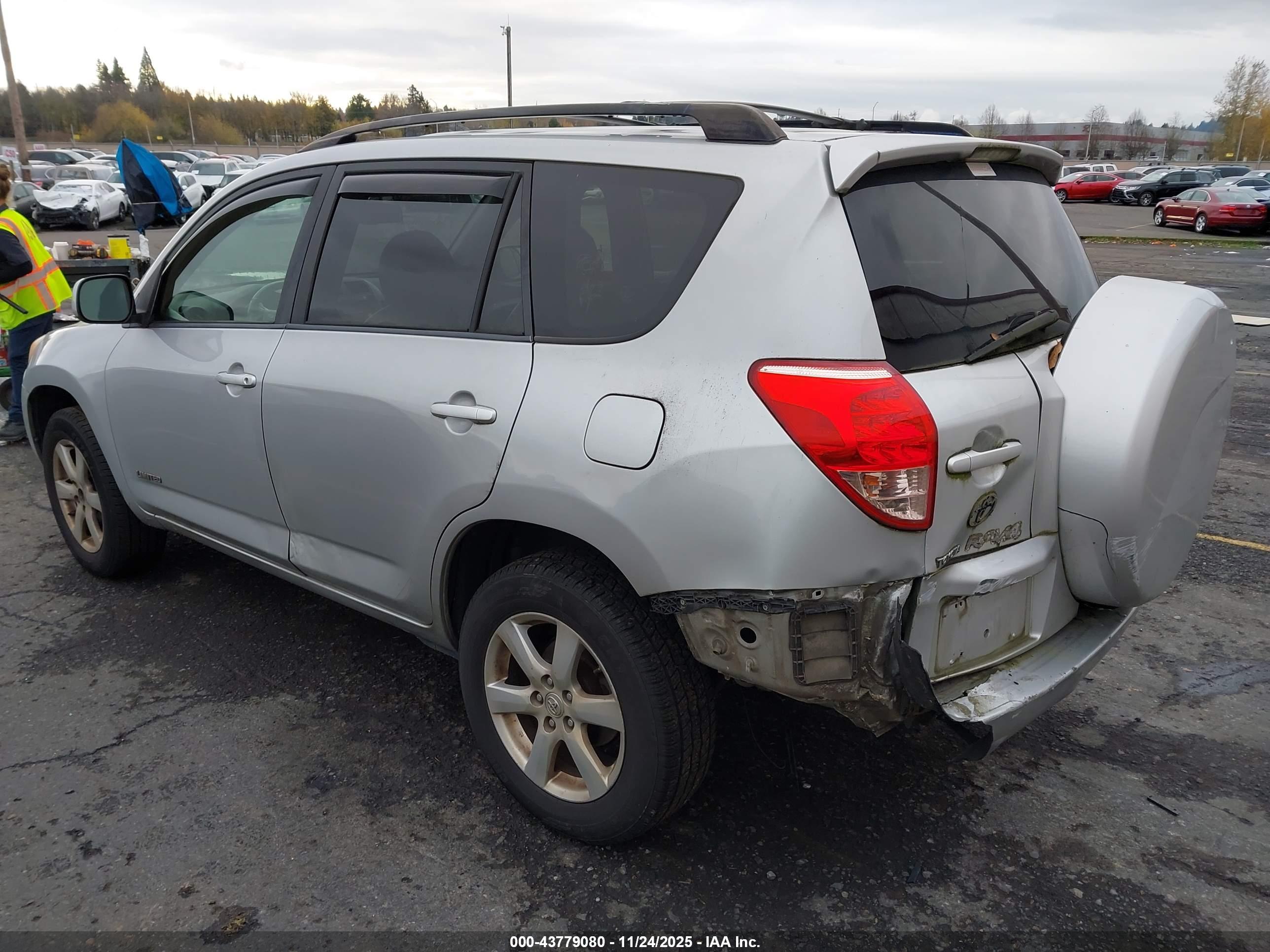 TOYOTA RAV4 image 6