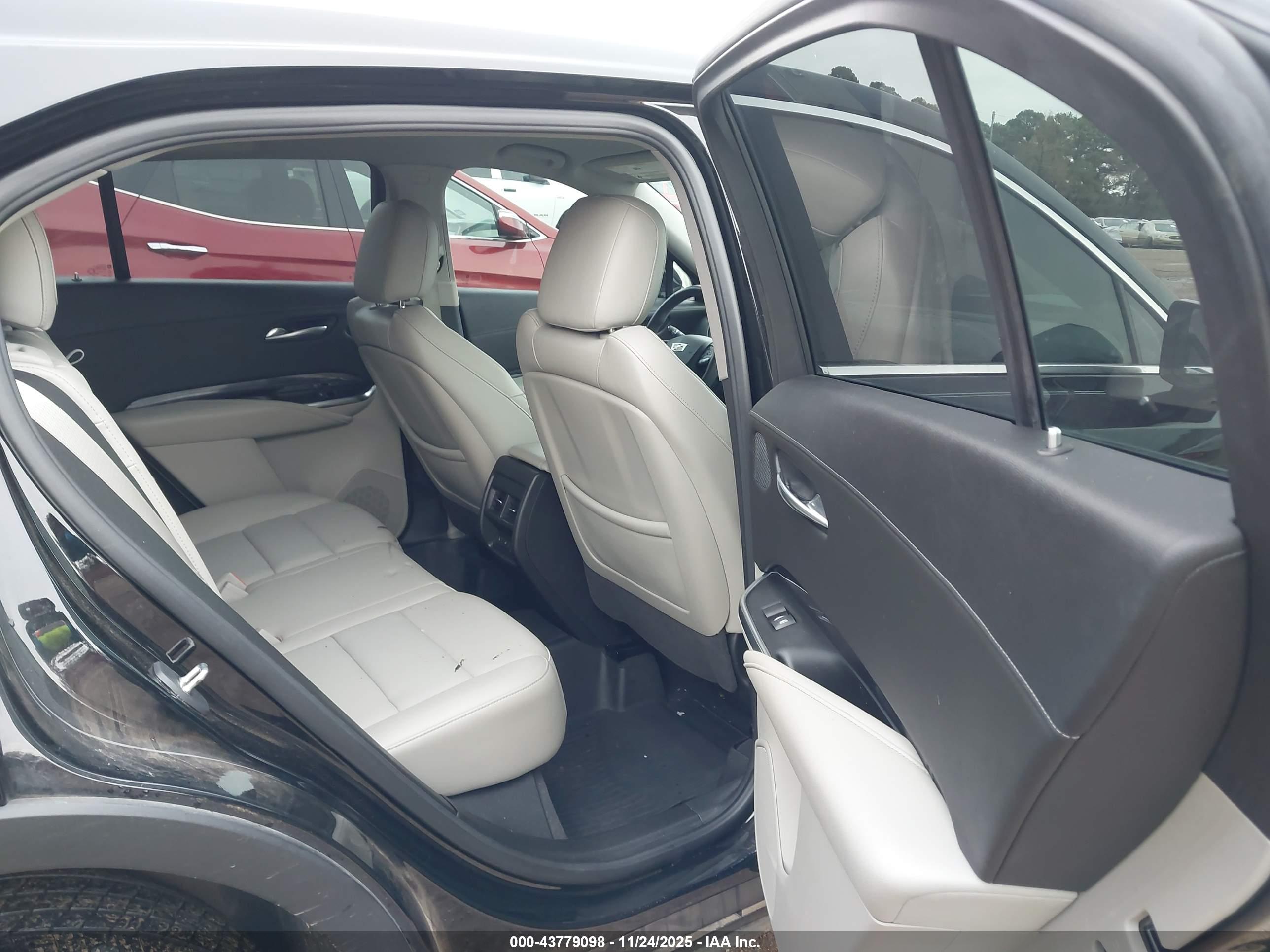 CADILLAC XT4 image 8