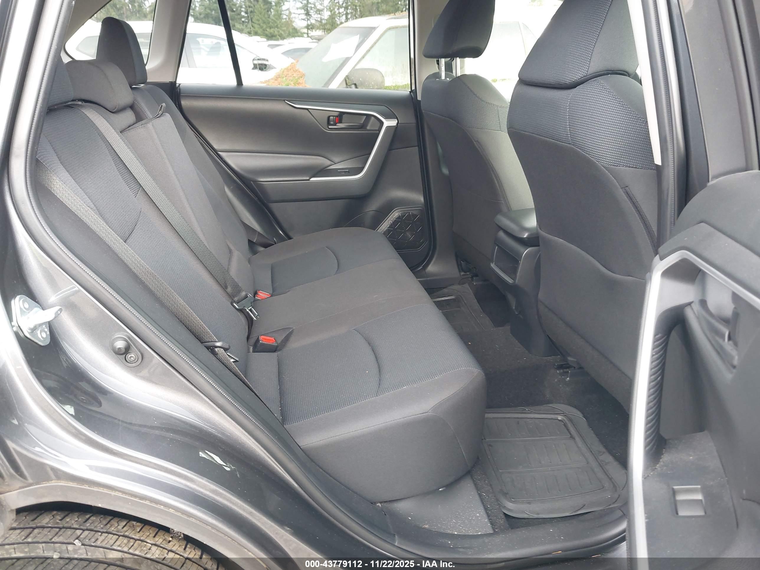 TOYOTA RAV4 image 8