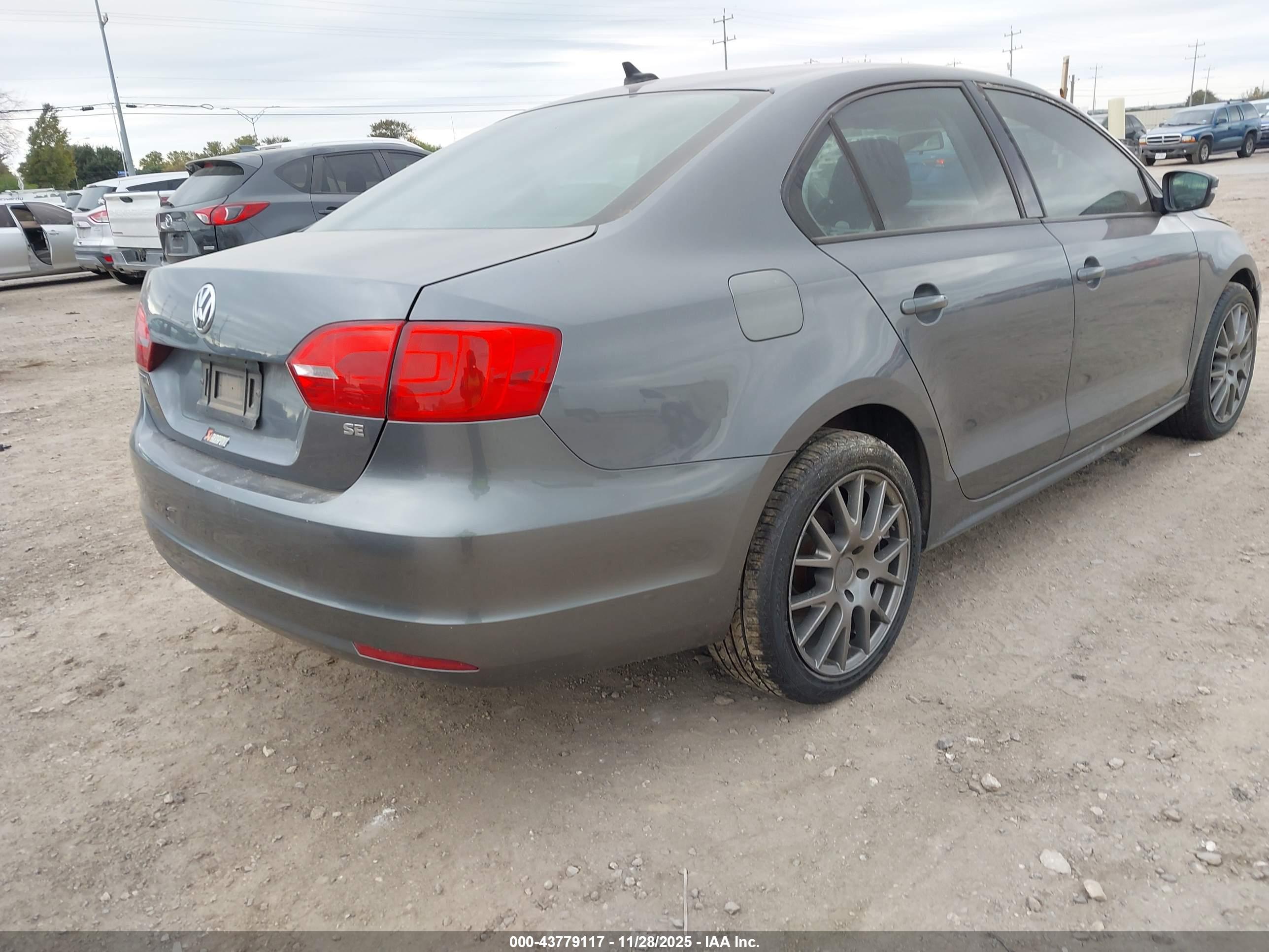 VOLKSWAGEN JETTA image 4
