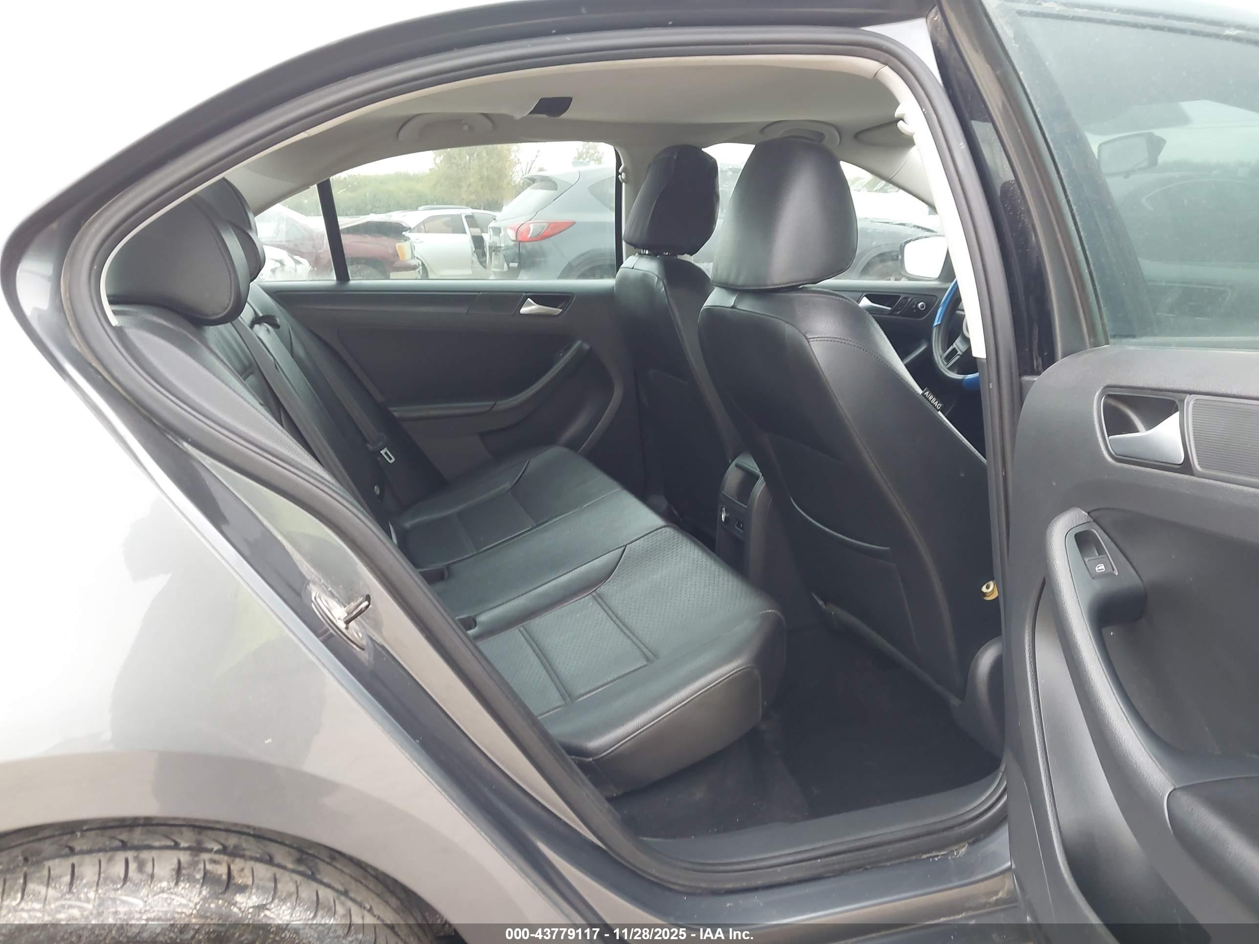 VOLKSWAGEN JETTA image 8