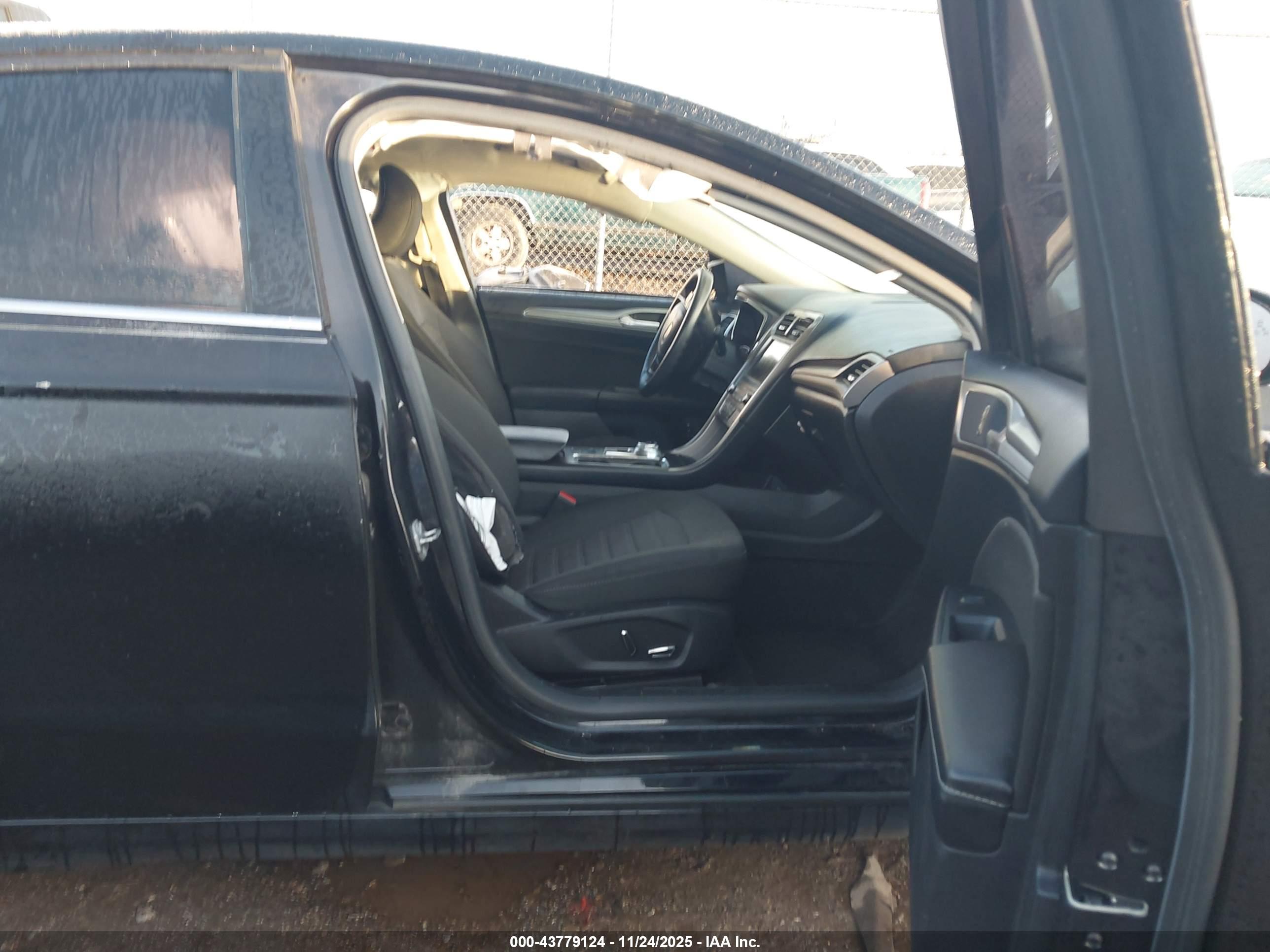 FORD FUSION image 5