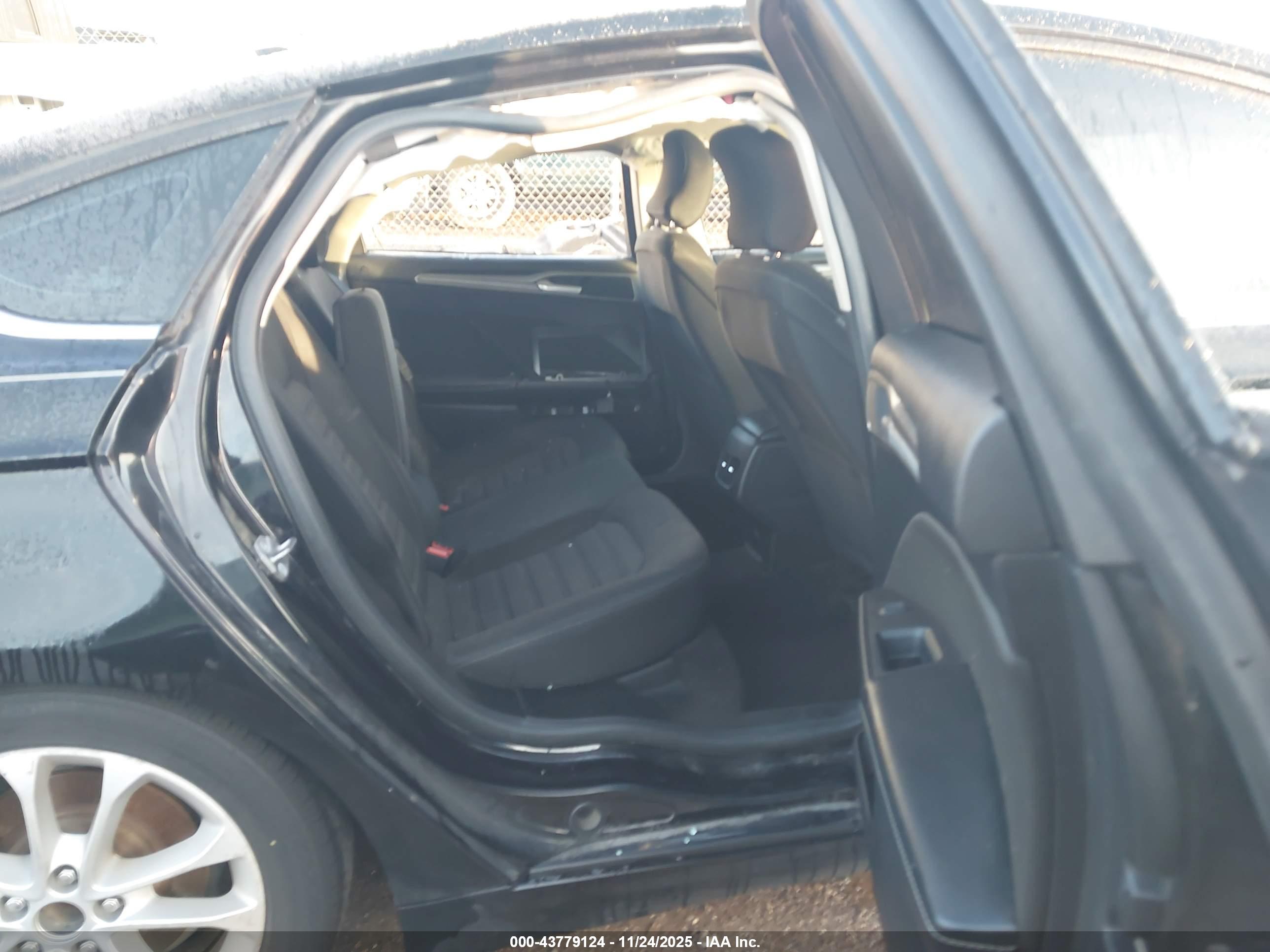 FORD FUSION image 8