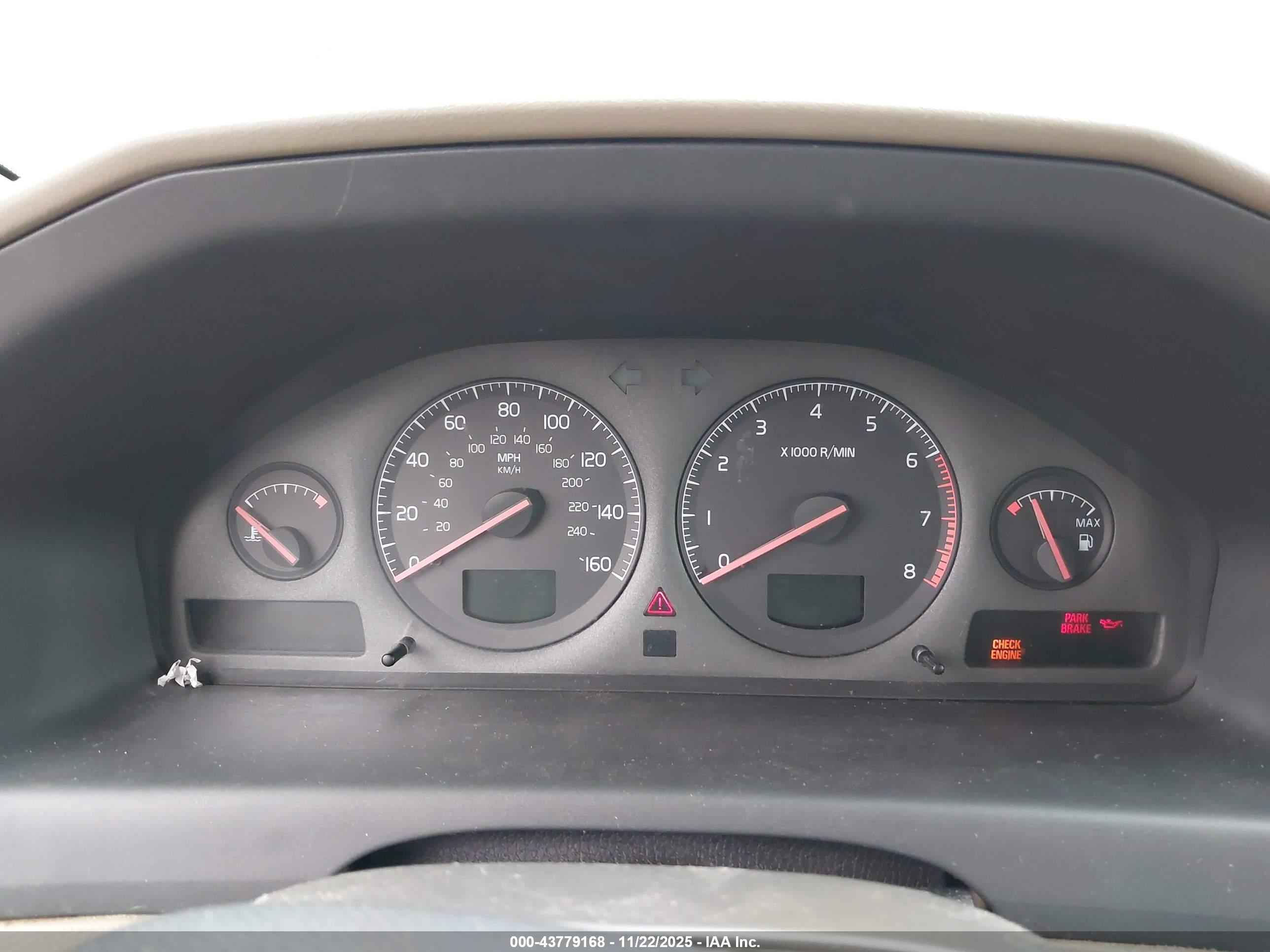 VOLVO V70 image 7