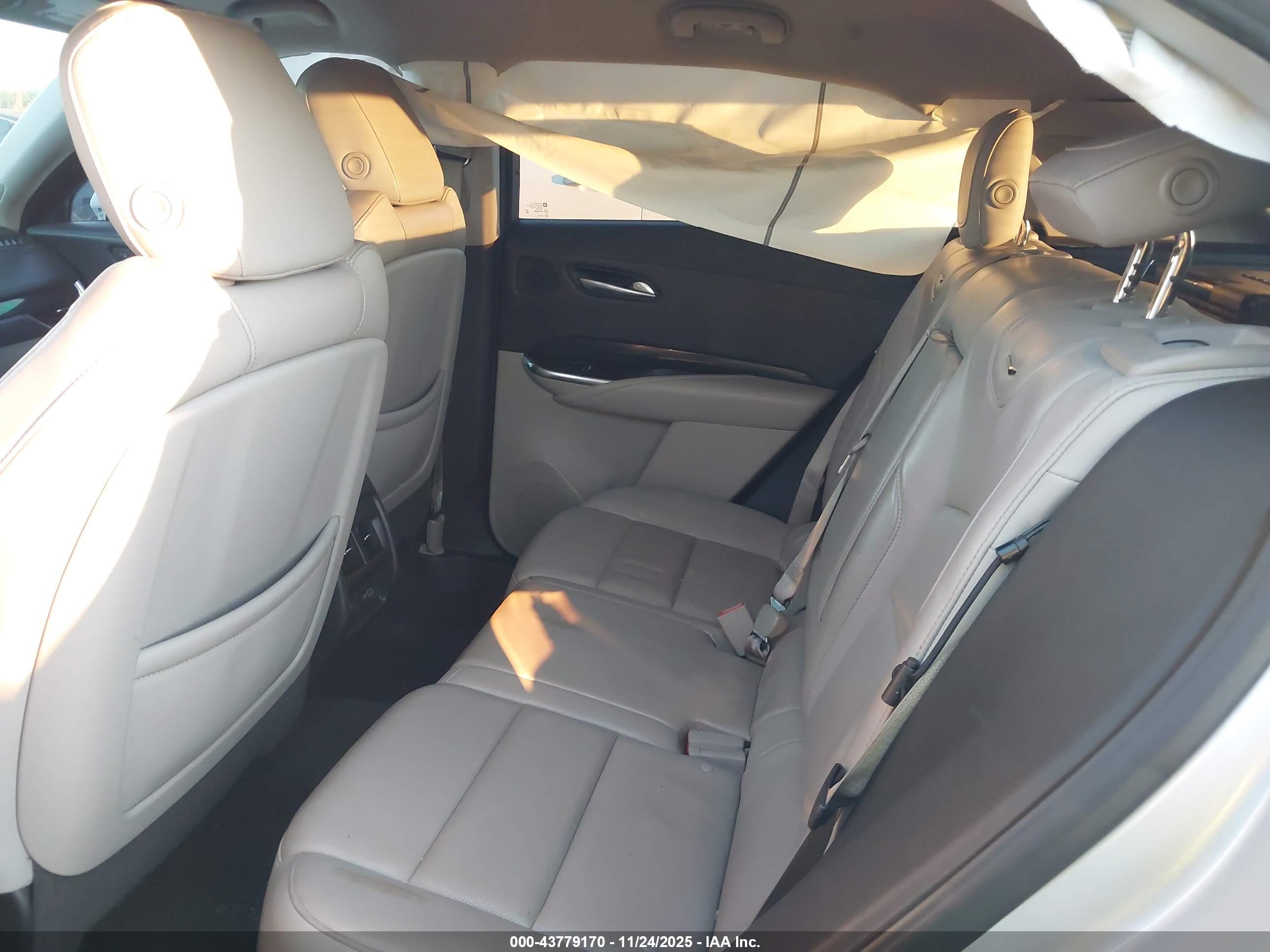 CADILLAC XT4 image 8