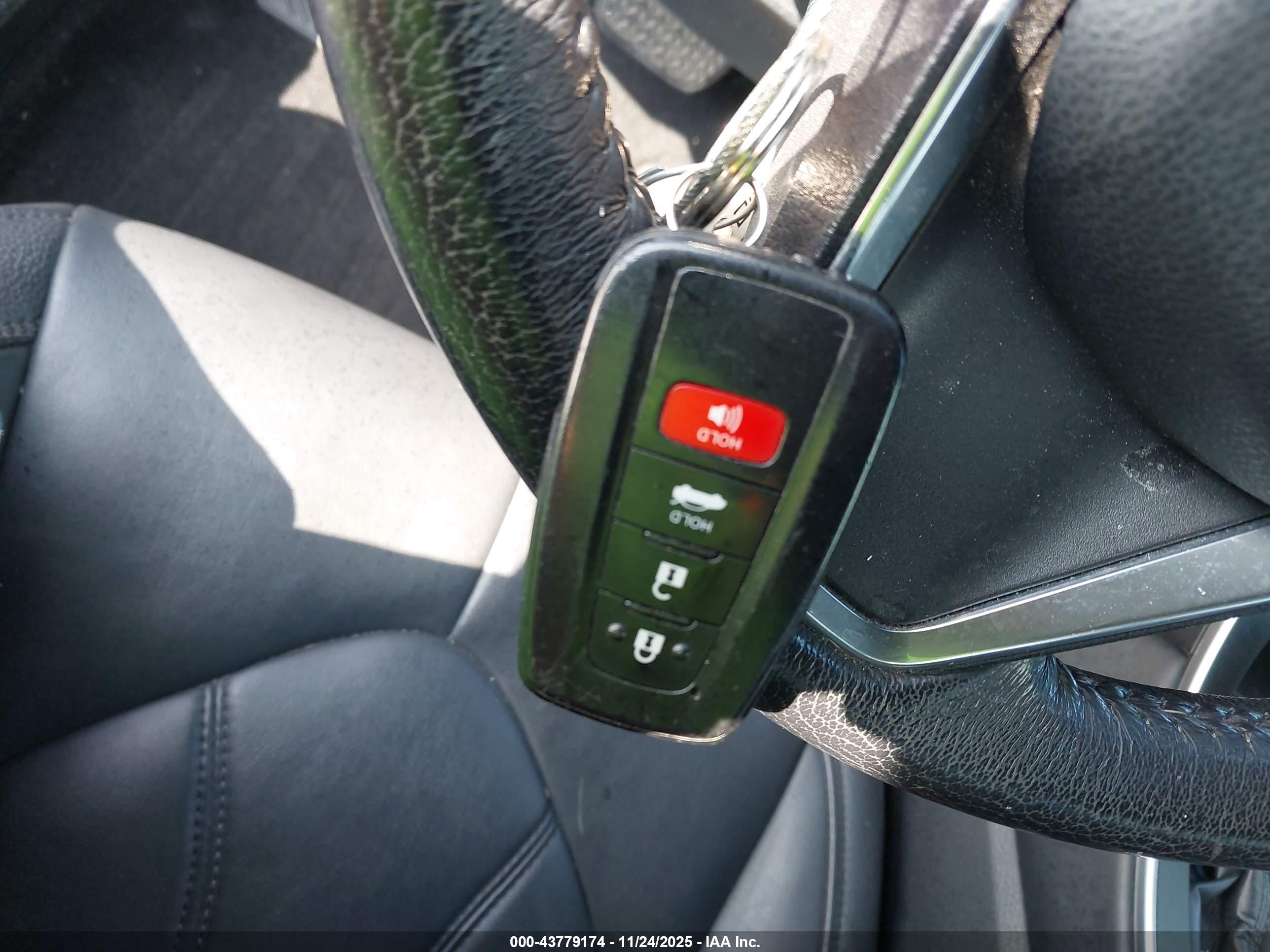 TOYOTA AVALON image 11