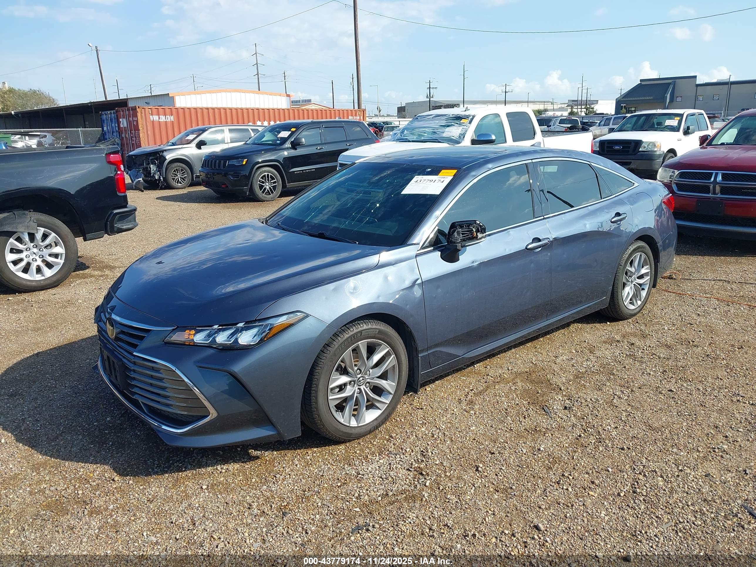 TOYOTA AVALON image 2