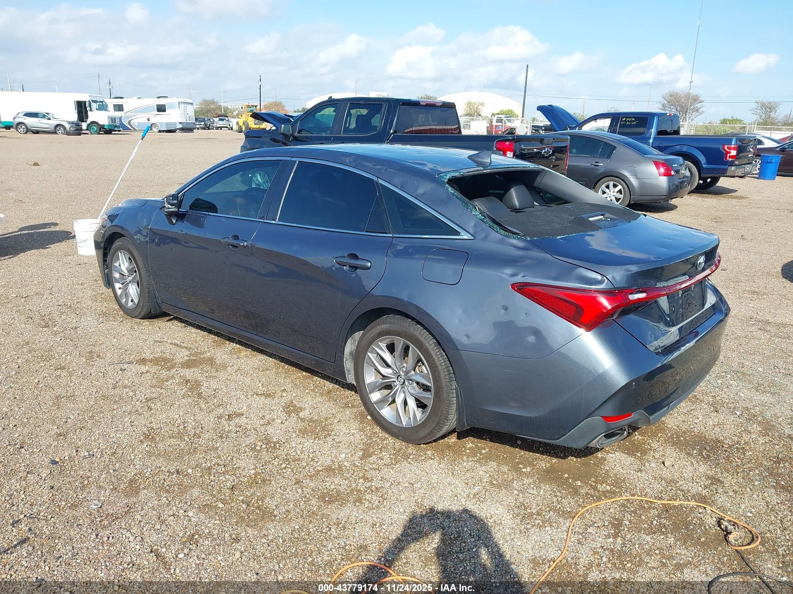 TOYOTA AVALON image 3