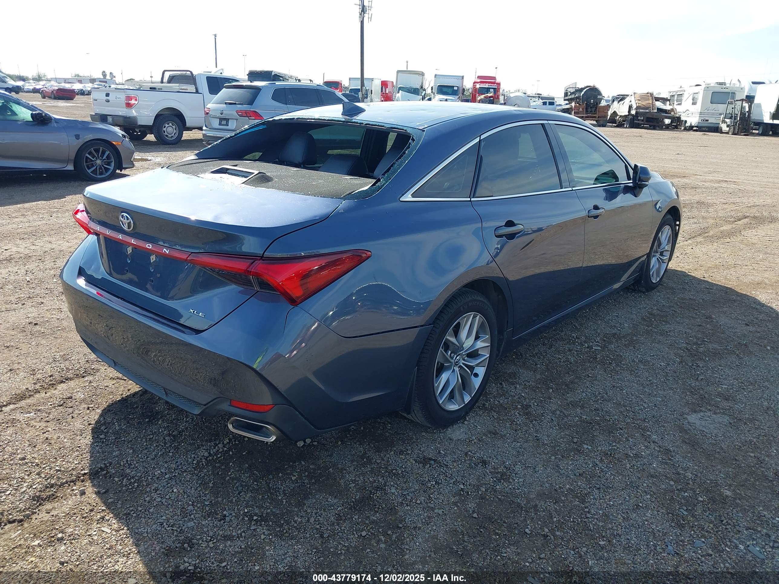 TOYOTA AVALON image 4