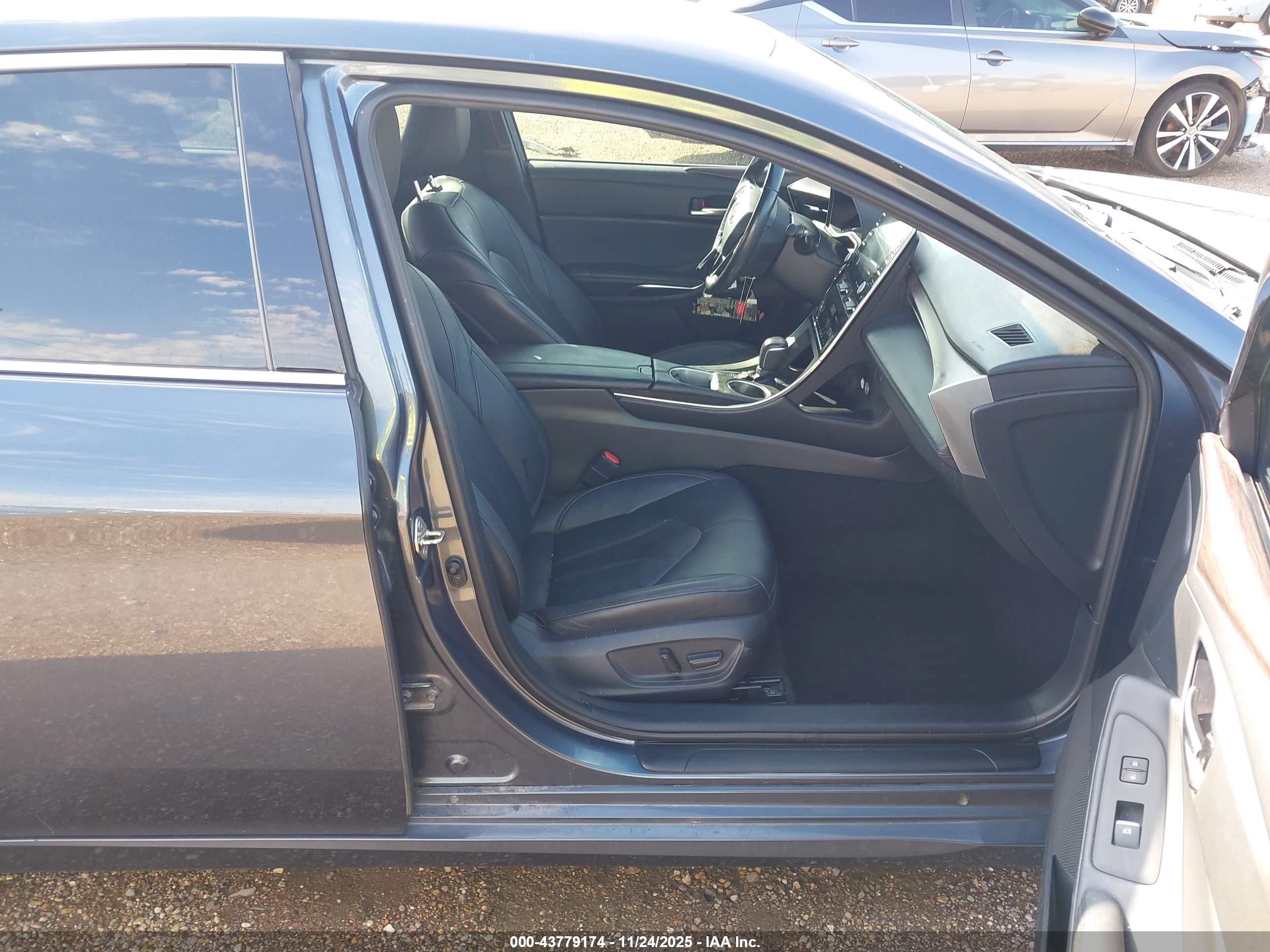TOYOTA AVALON image 5