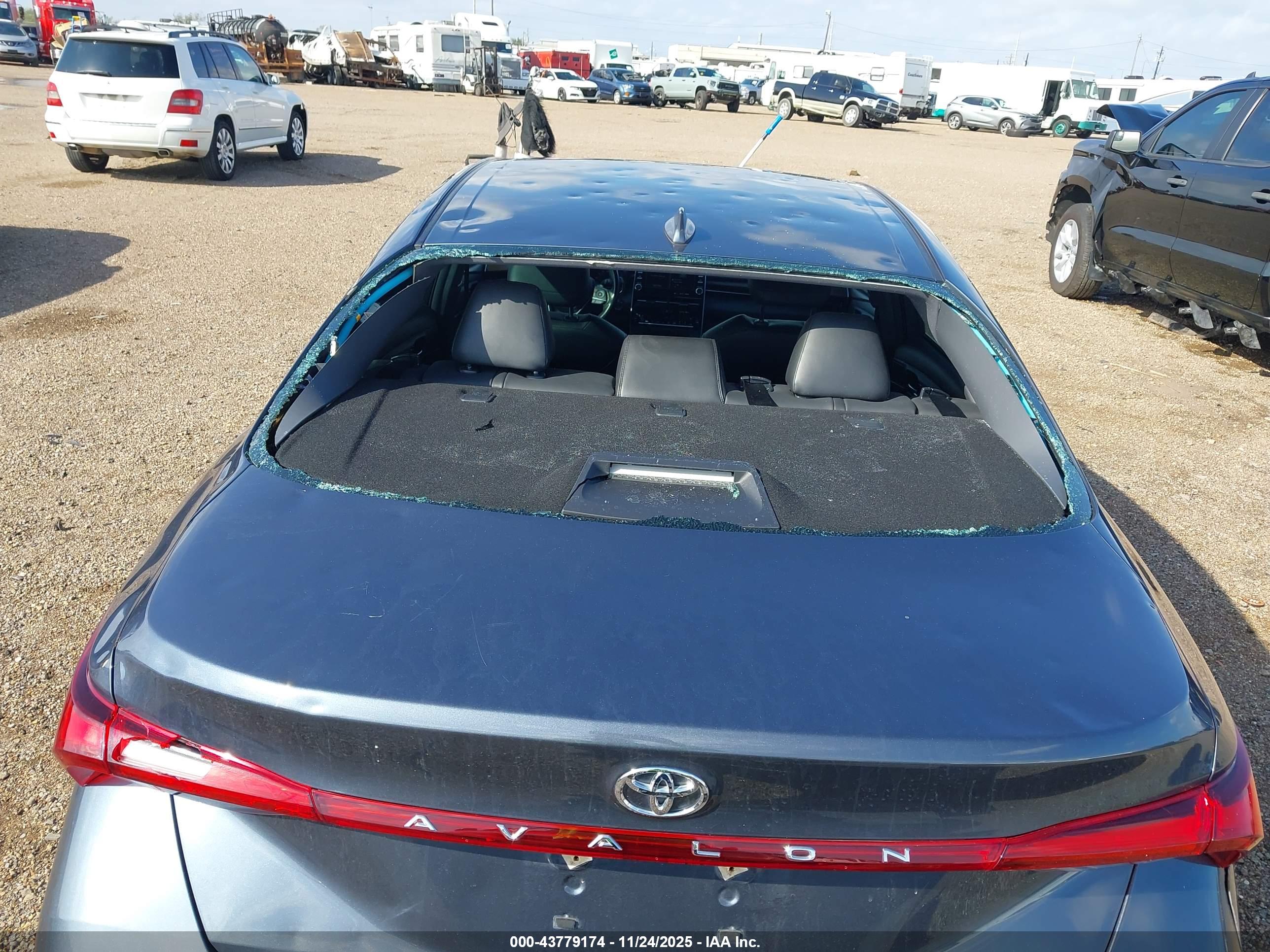 TOYOTA AVALON image 6