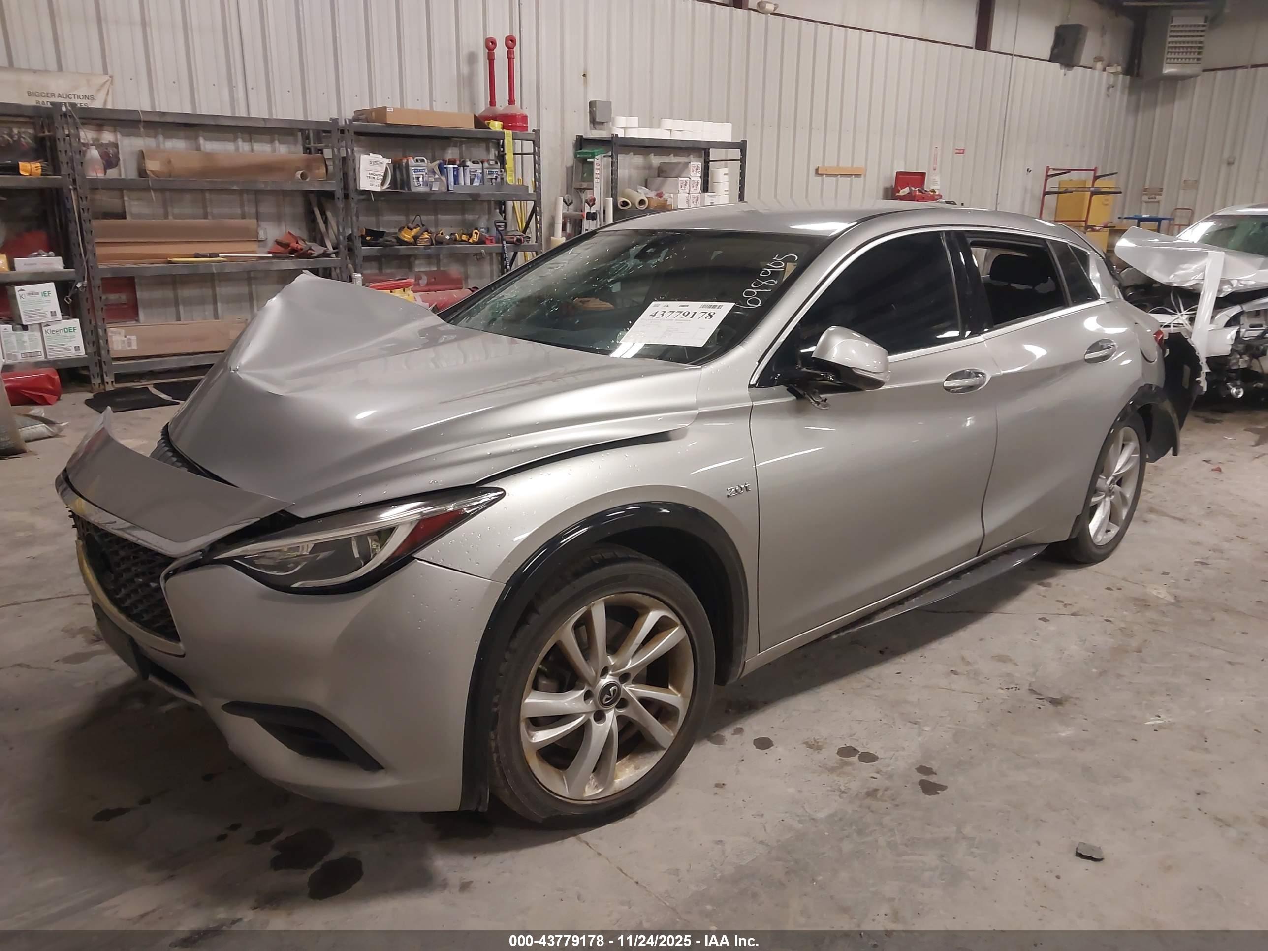 INFINITI QX30 image 2