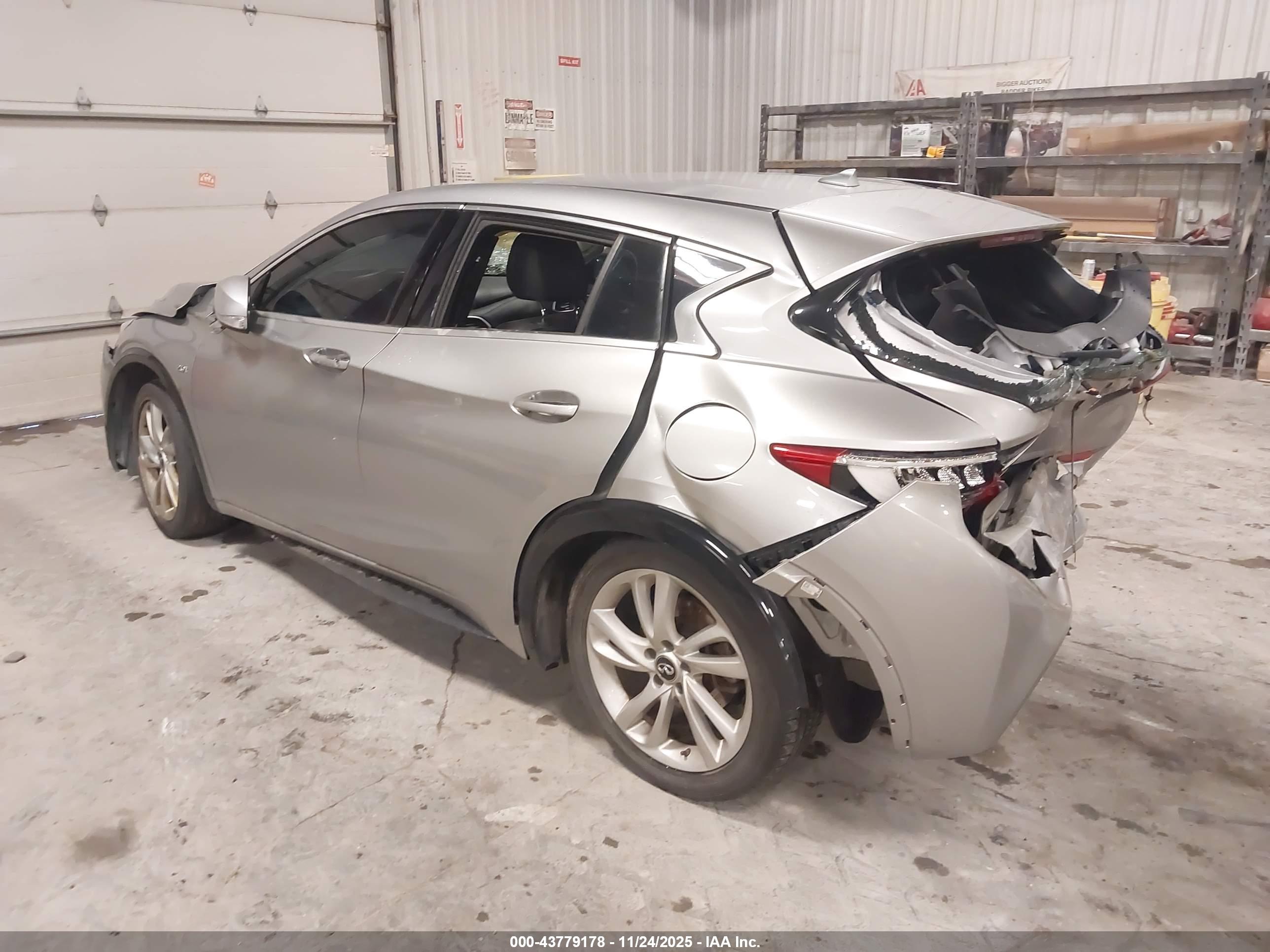 INFINITI QX30 image 3