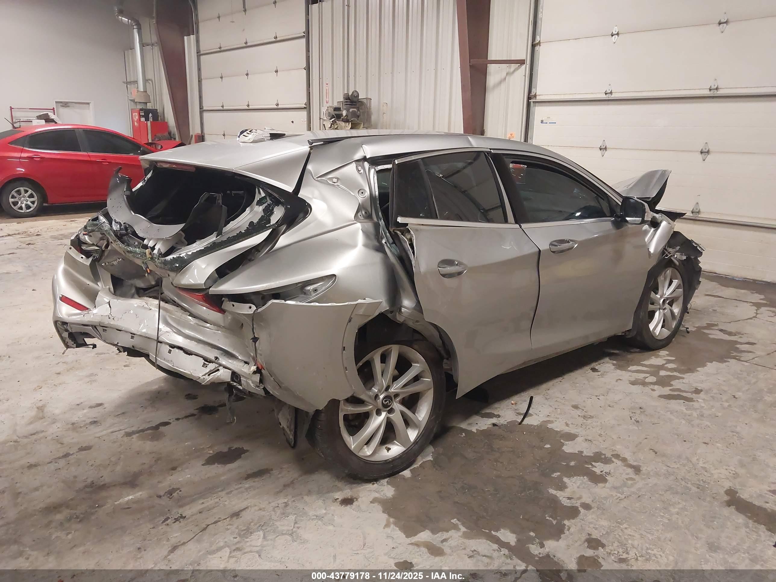 INFINITI QX30 image 4
