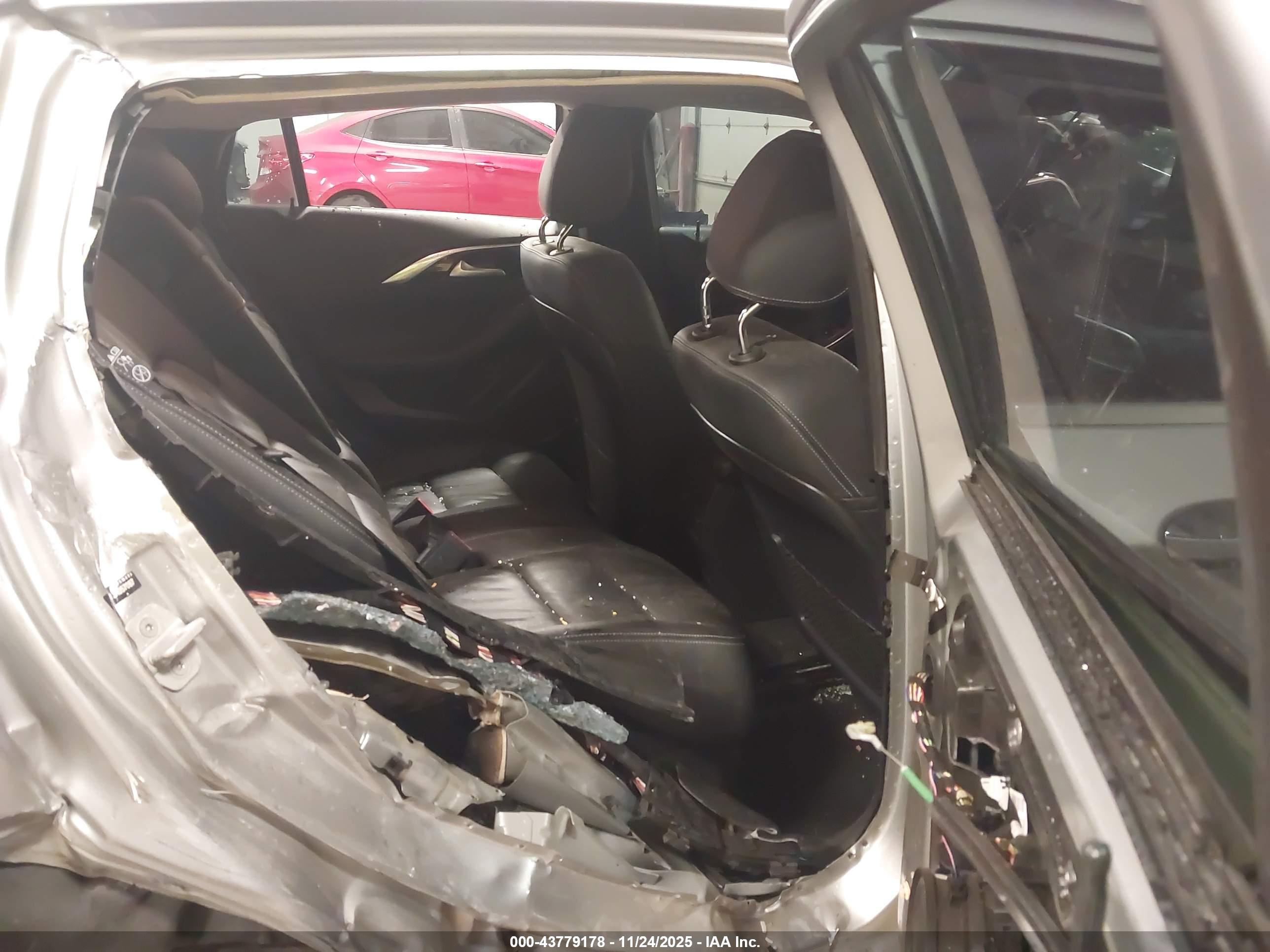 INFINITI QX30 image 8