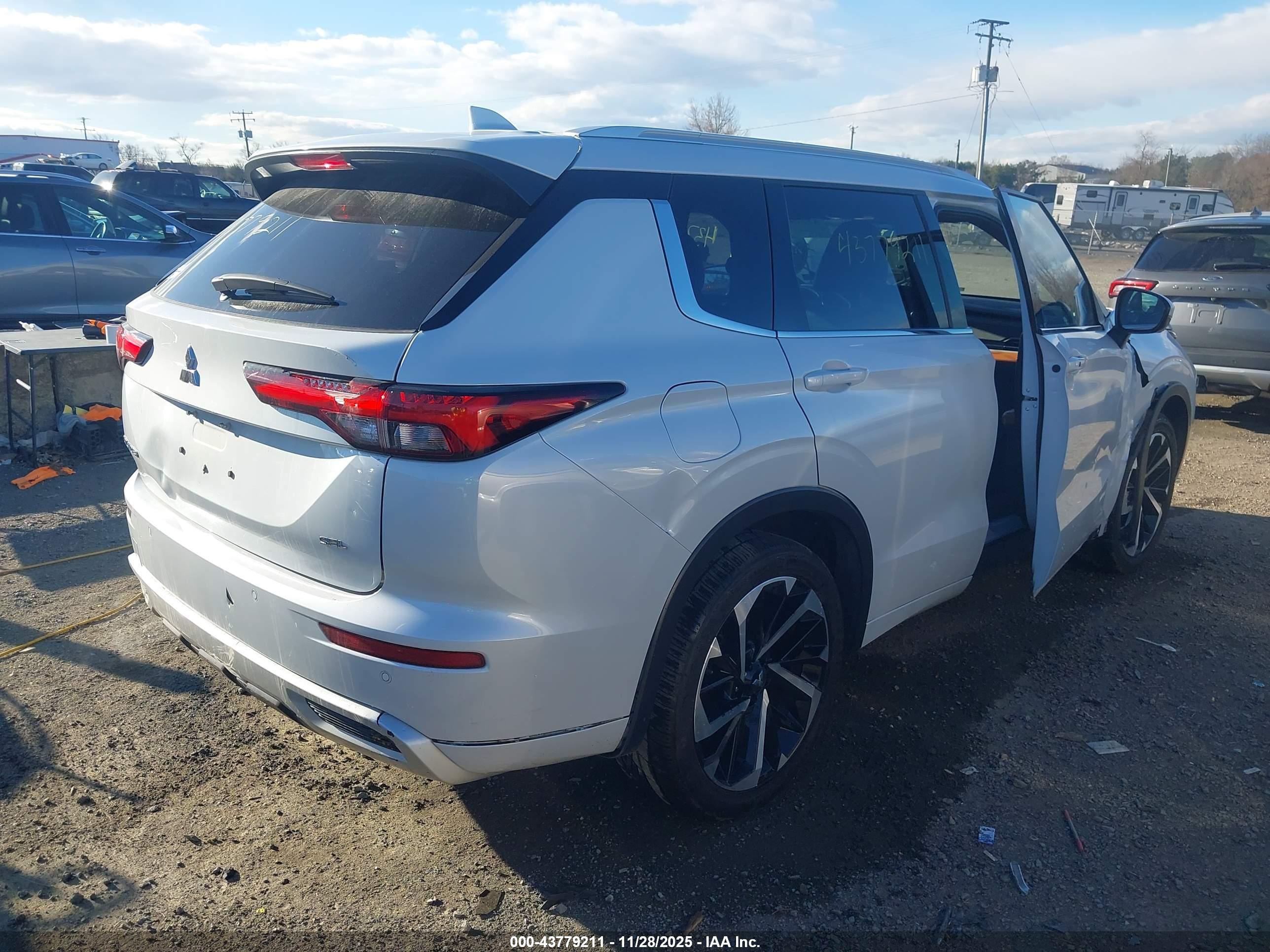 MITSUBISHI OUTLANDER image 4