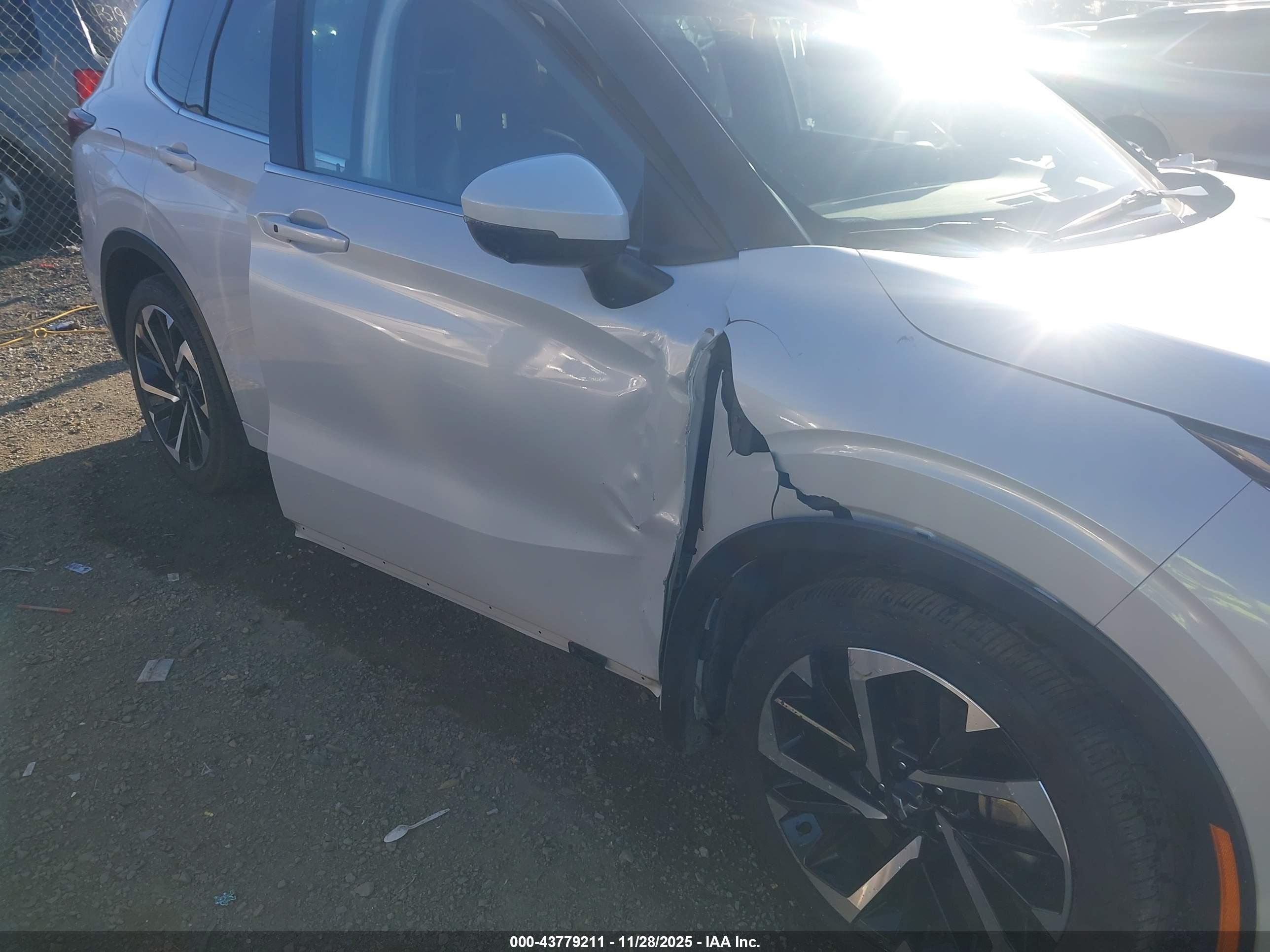 MITSUBISHI OUTLANDER image 6