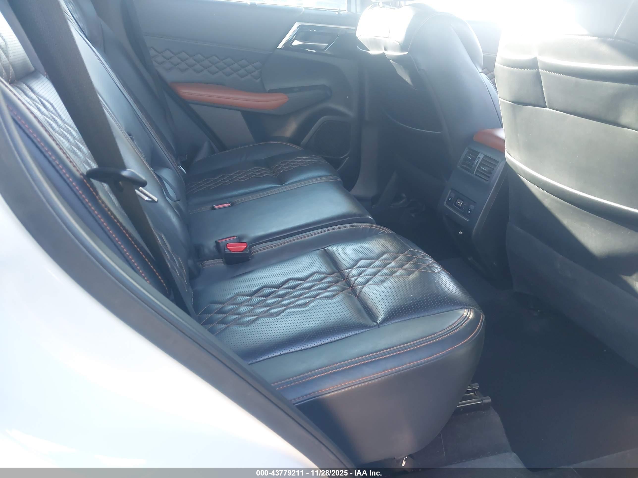 MITSUBISHI OUTLANDER image 8