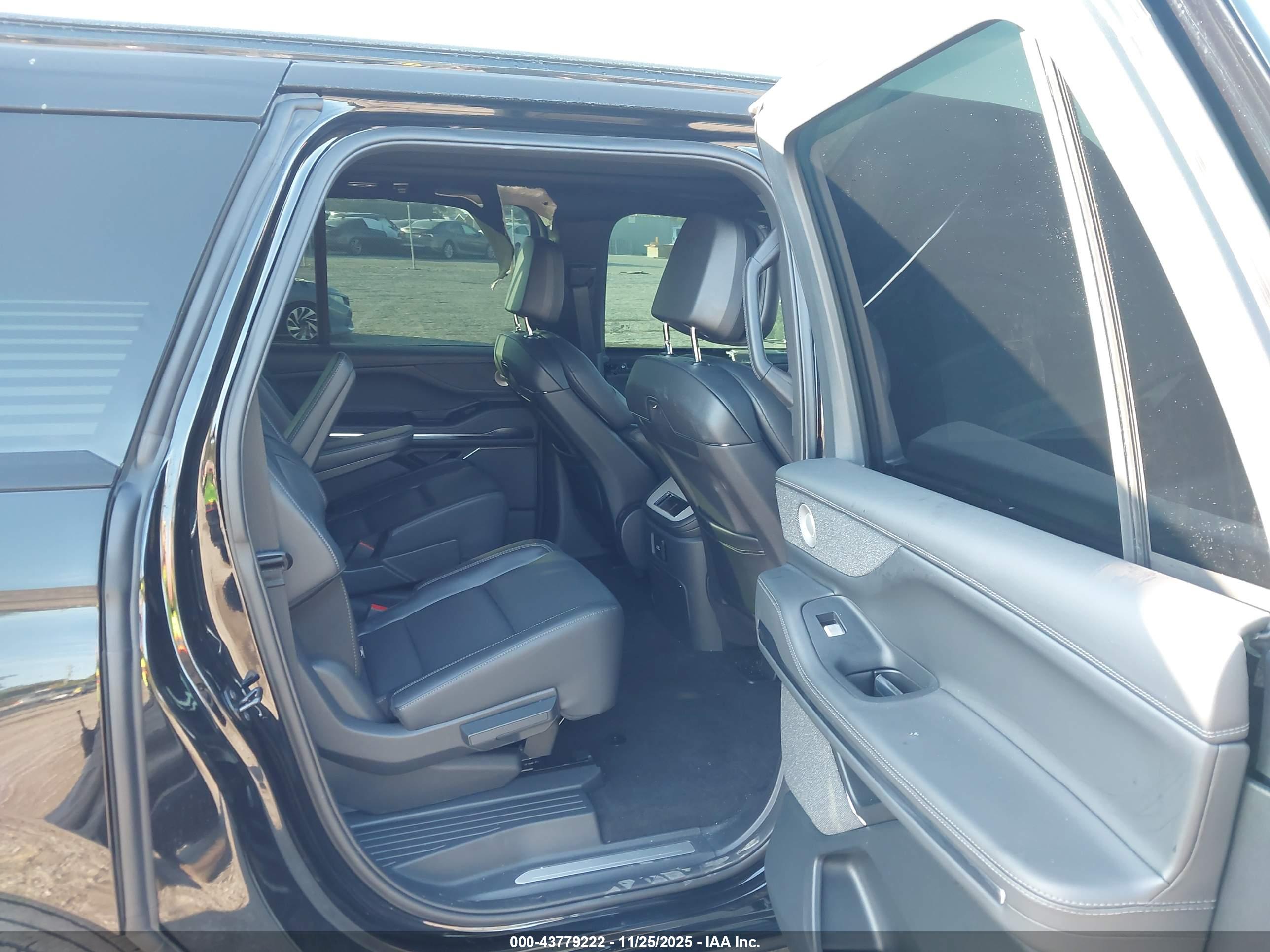 LINCOLN NAVIGATOR image 8