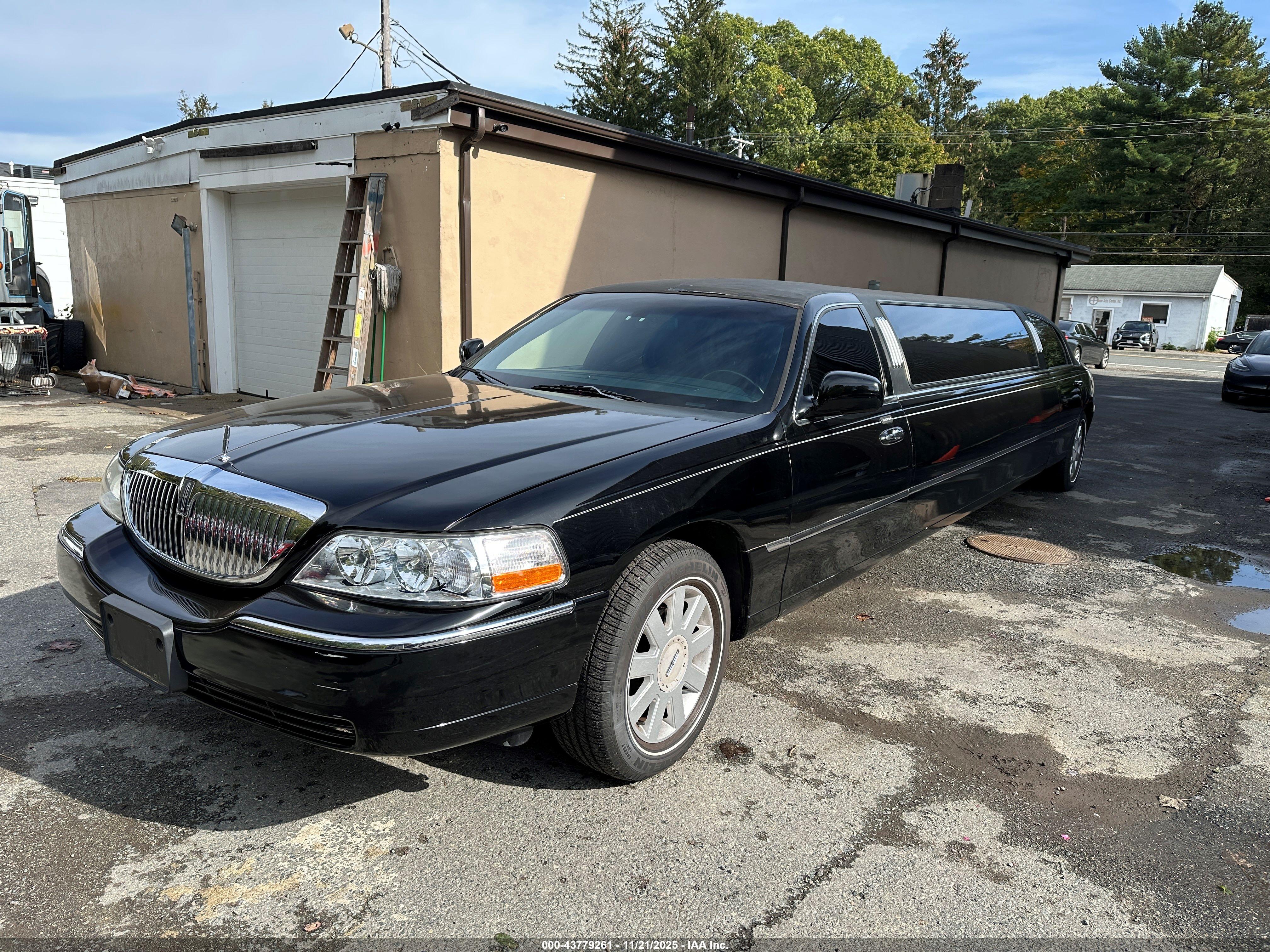 LINCOLN TOWN image 2