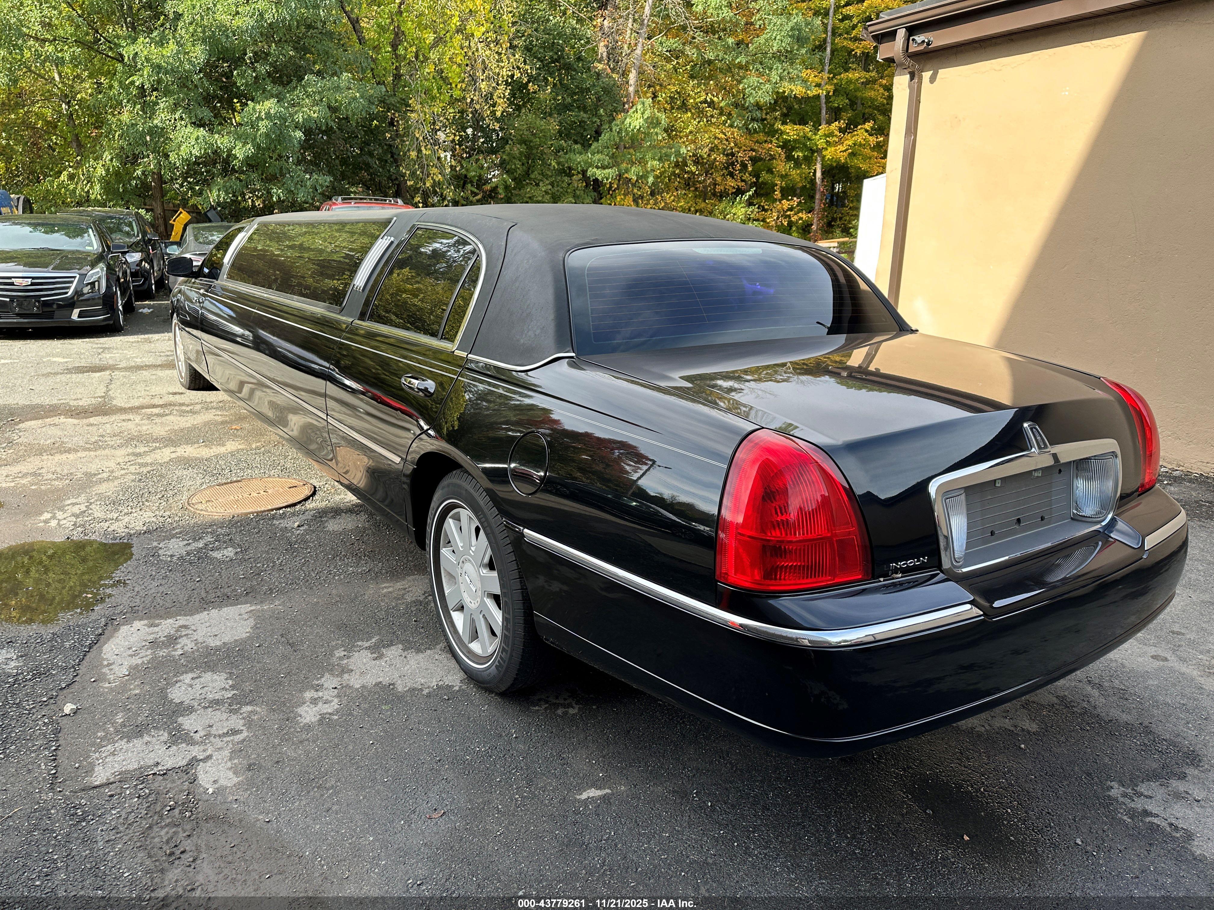 LINCOLN TOWN image 3