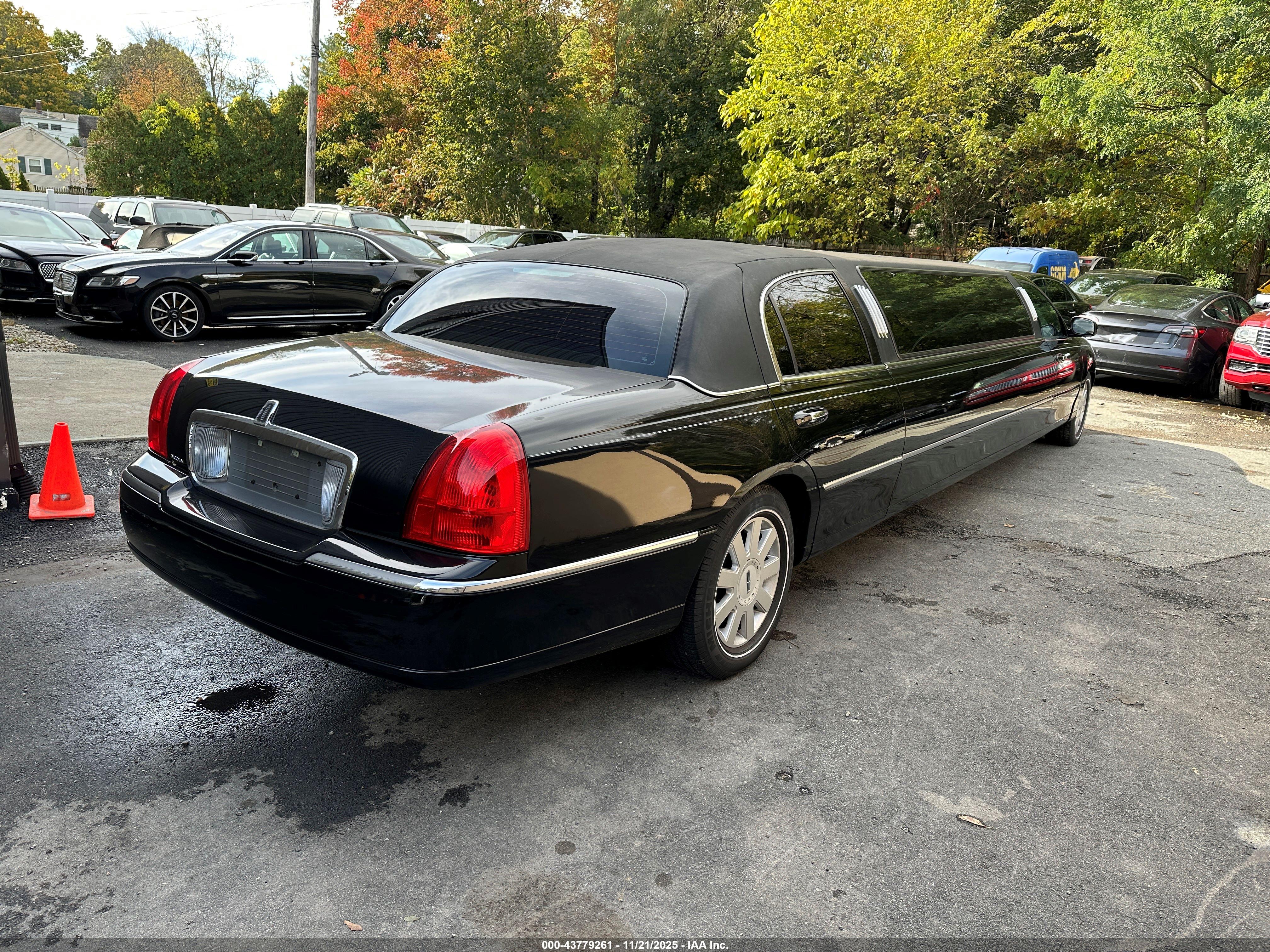 LINCOLN TOWN image 4
