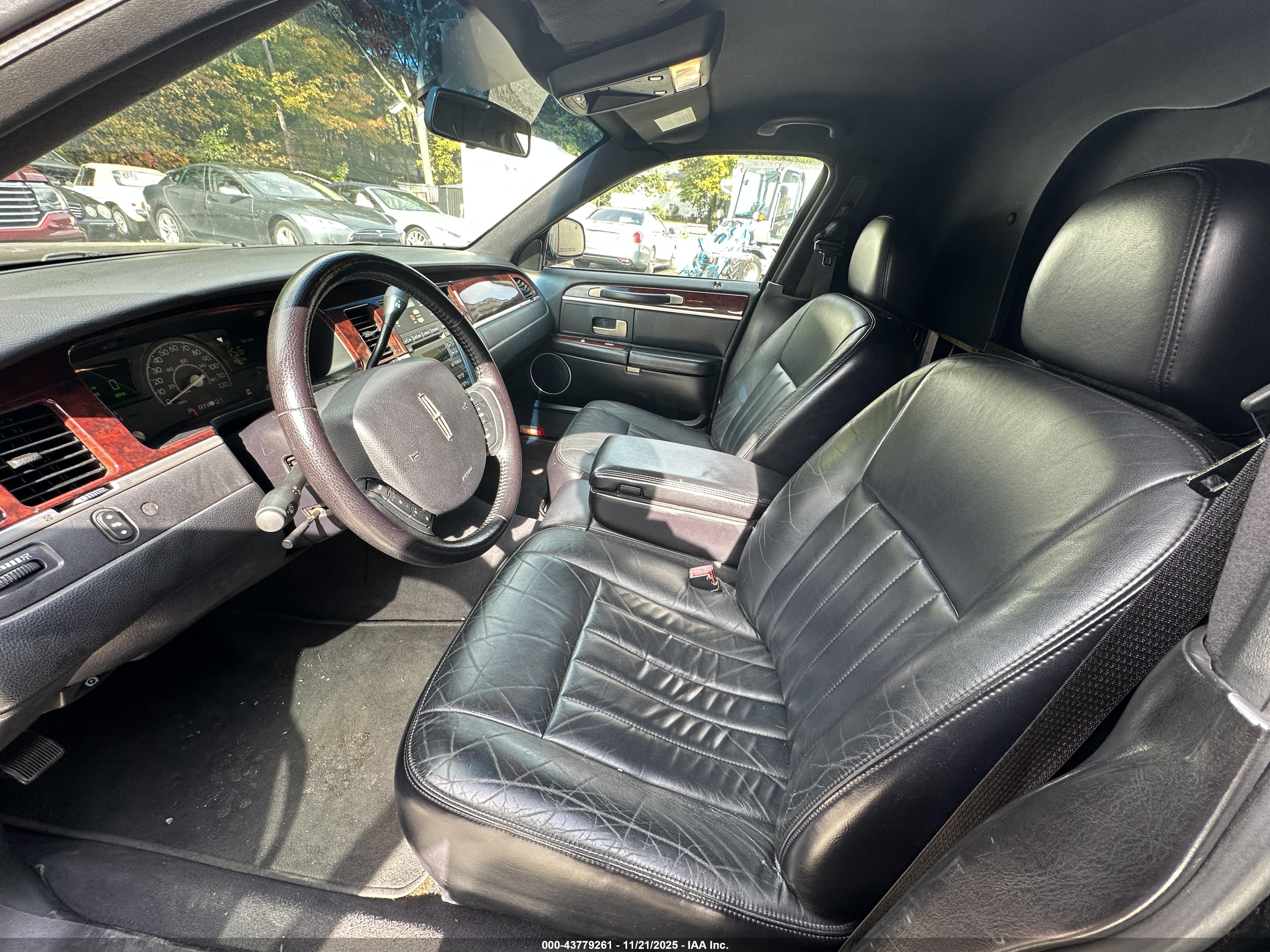 LINCOLN TOWN image 5