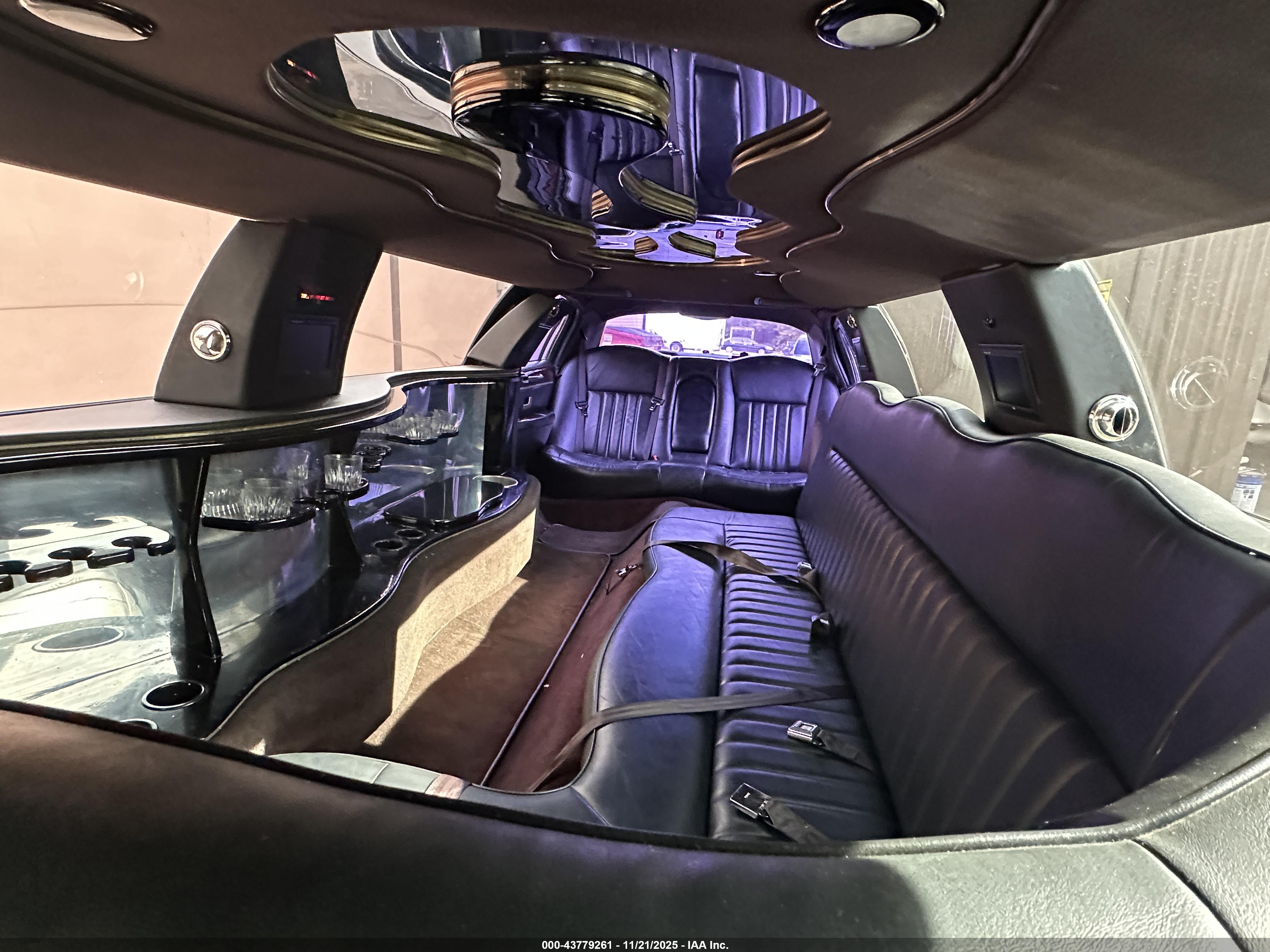 LINCOLN TOWN image 8