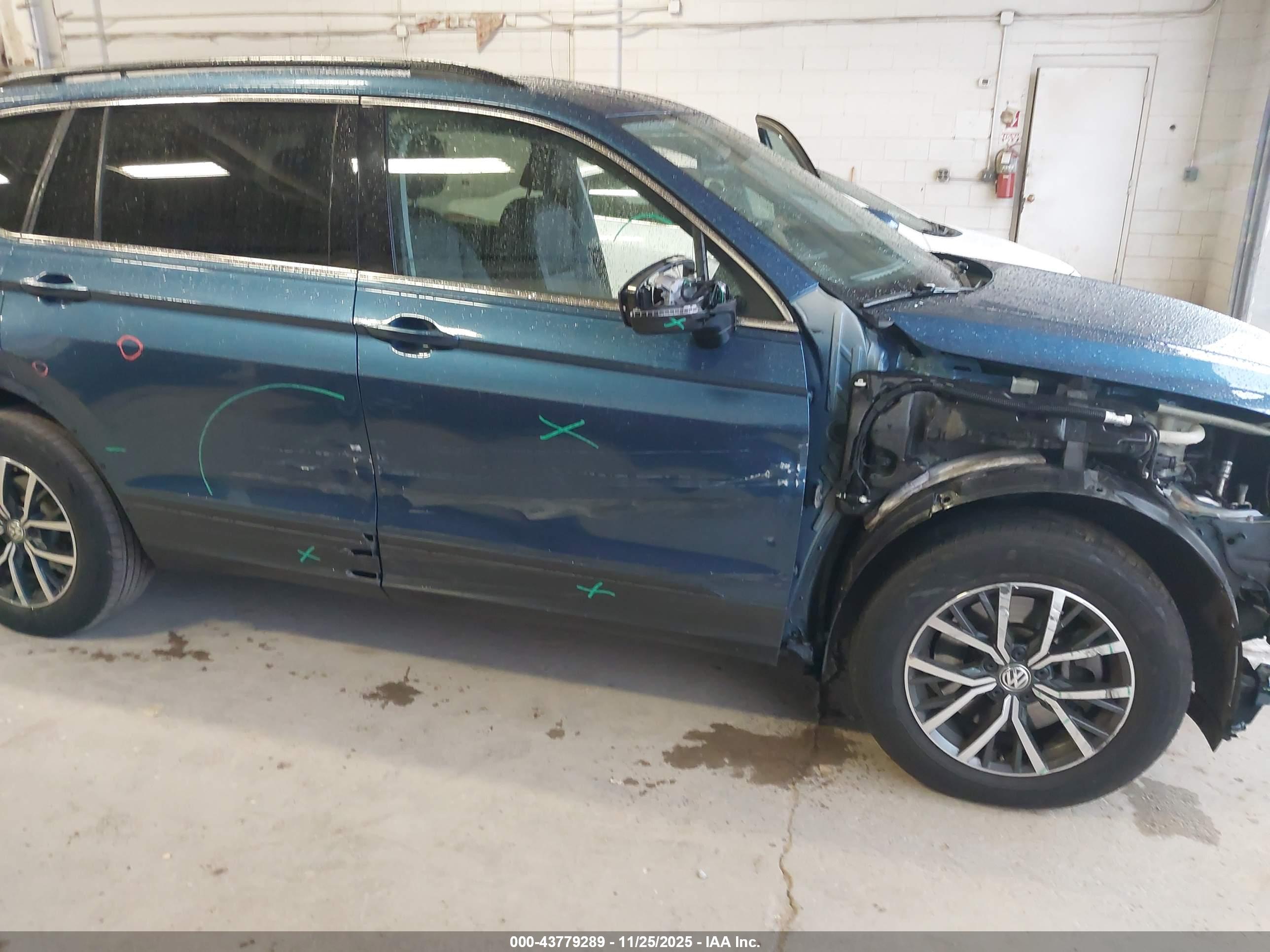 VOLKSWAGEN TIGUAN image 6