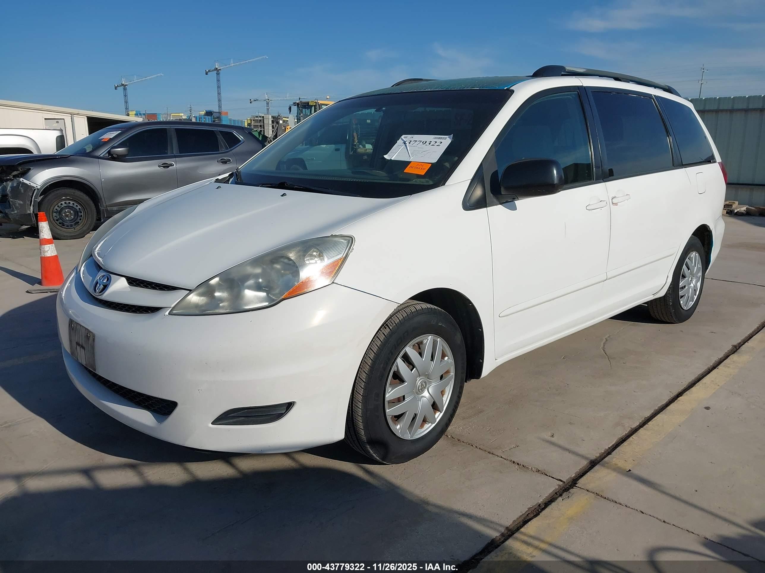 TOYOTA SIENNA image 2