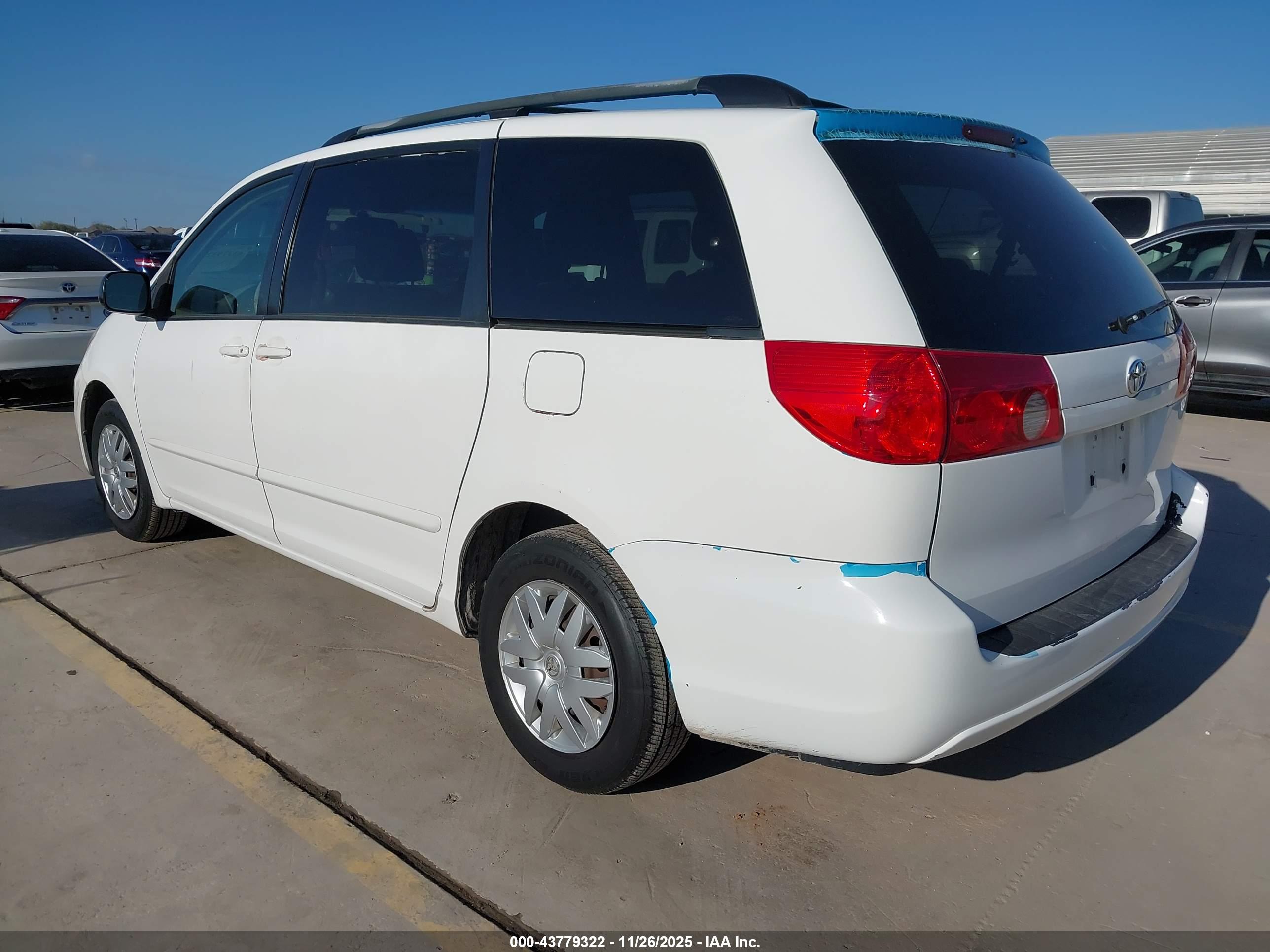 TOYOTA SIENNA image 3