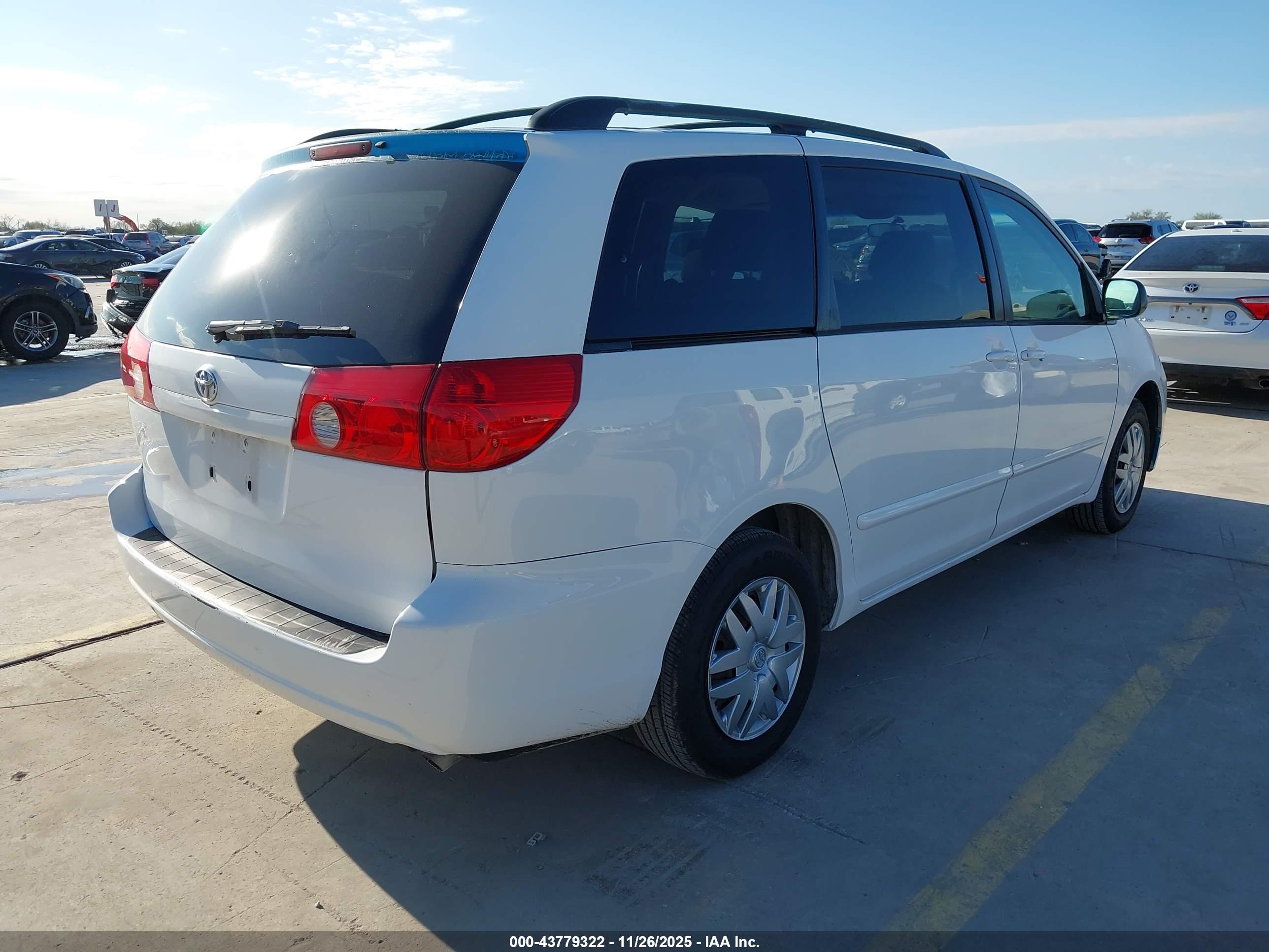 TOYOTA SIENNA image 4