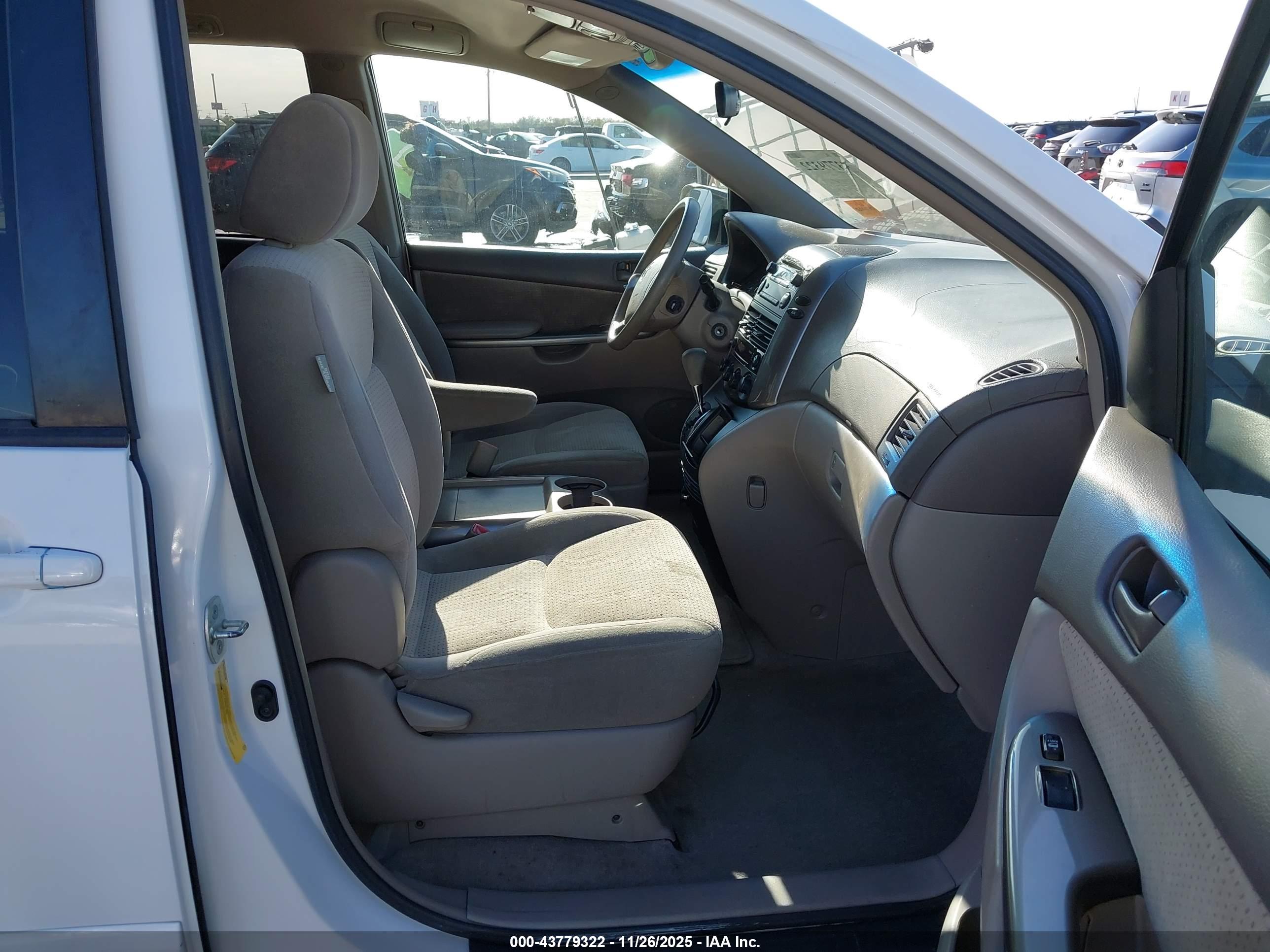 TOYOTA SIENNA image 5