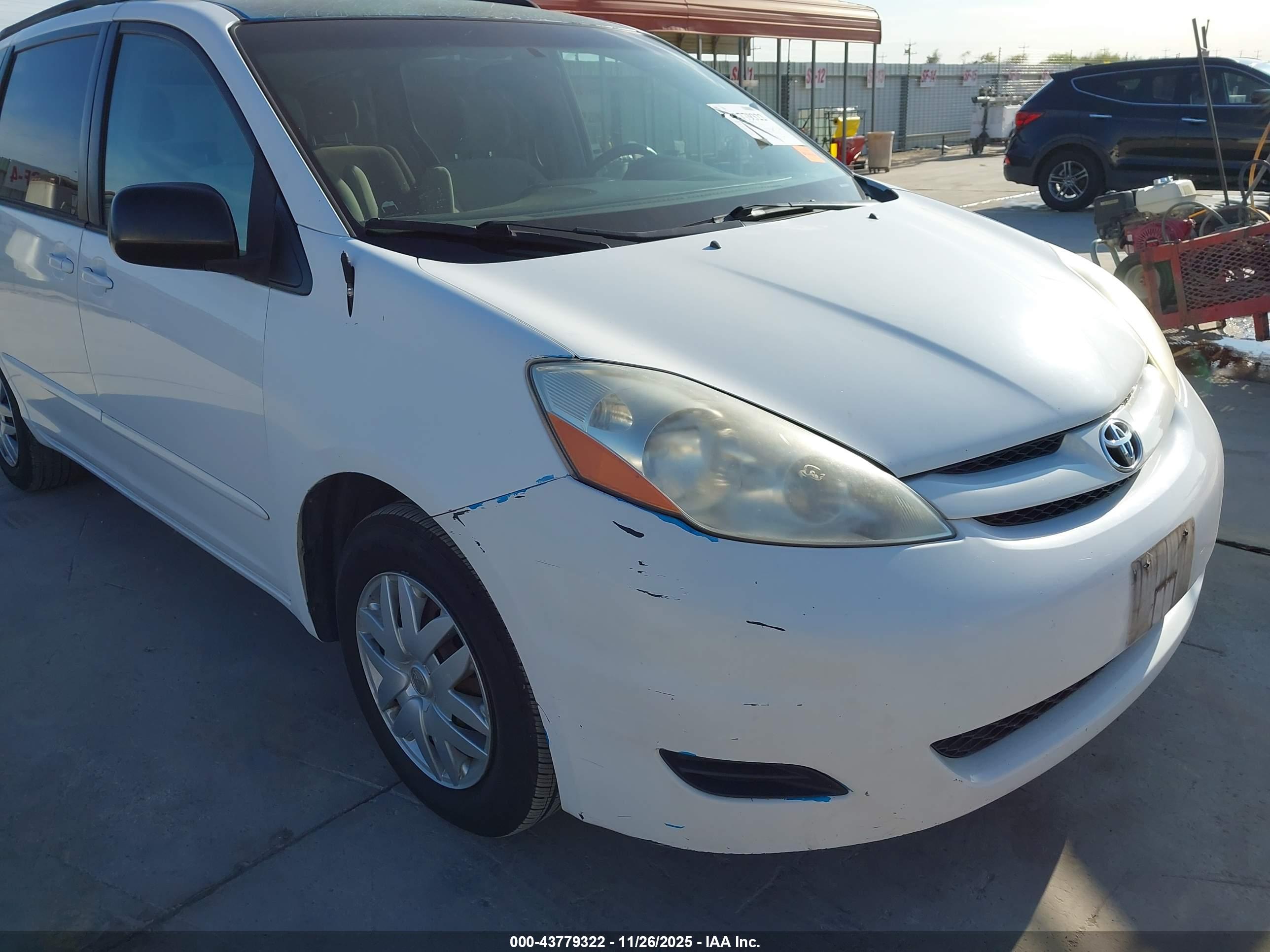 TOYOTA SIENNA image 6